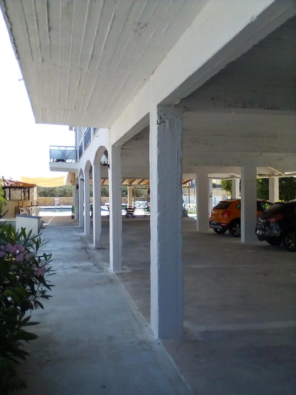 Parking in GOLDEN BEACH