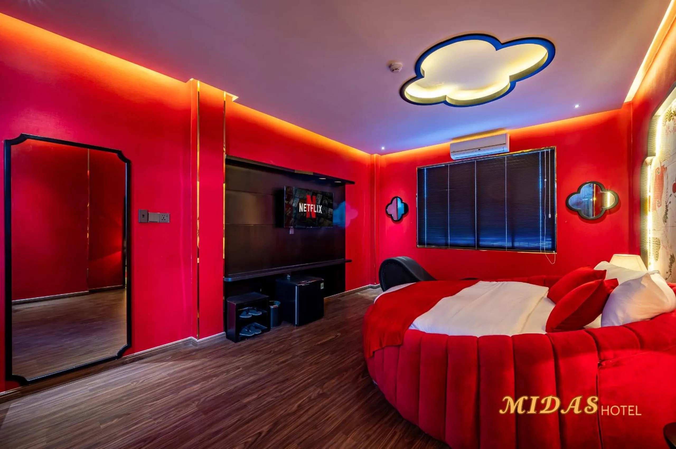 Photo of the whole room, Bed in Midas Hotel