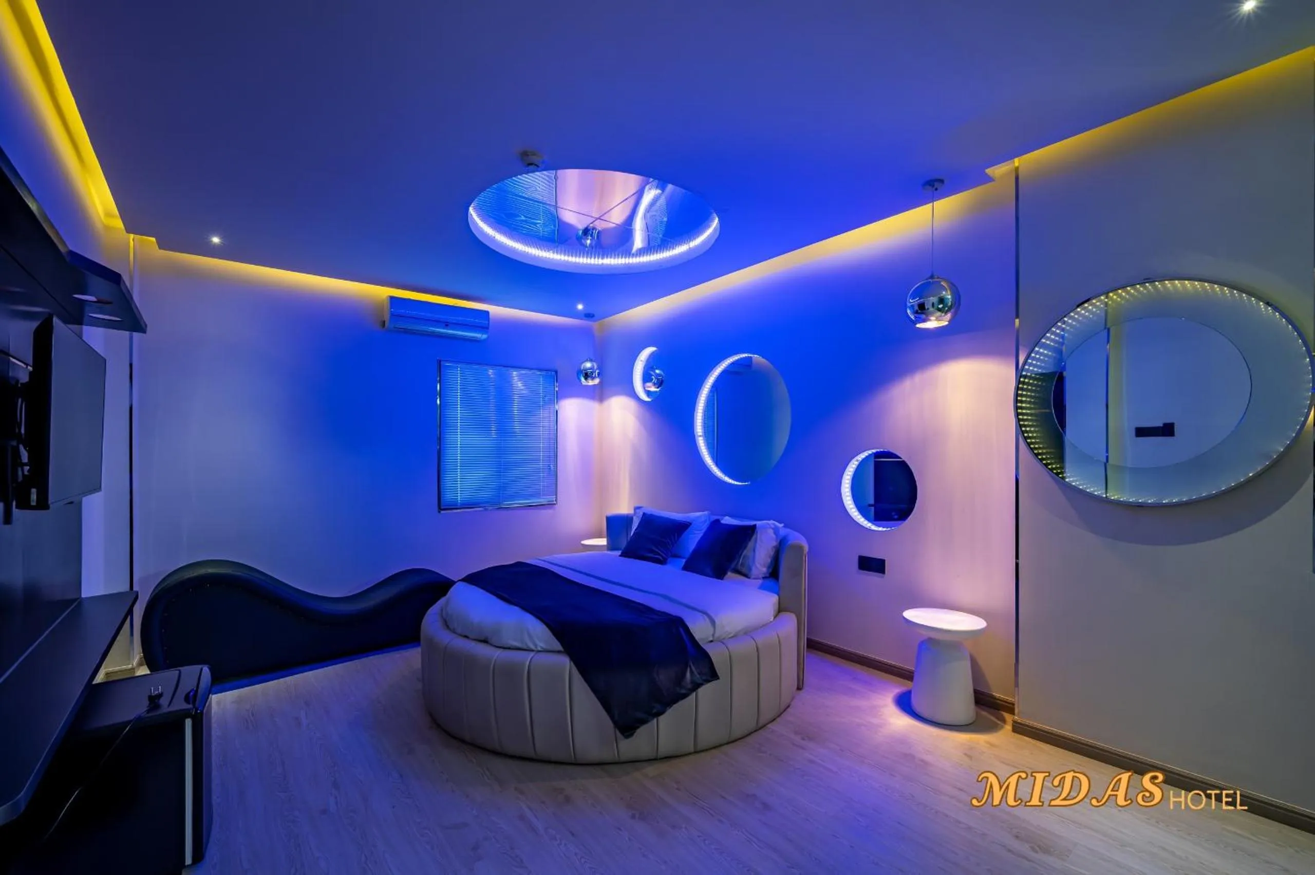 Photo of the whole room, Bed in Midas Hotel