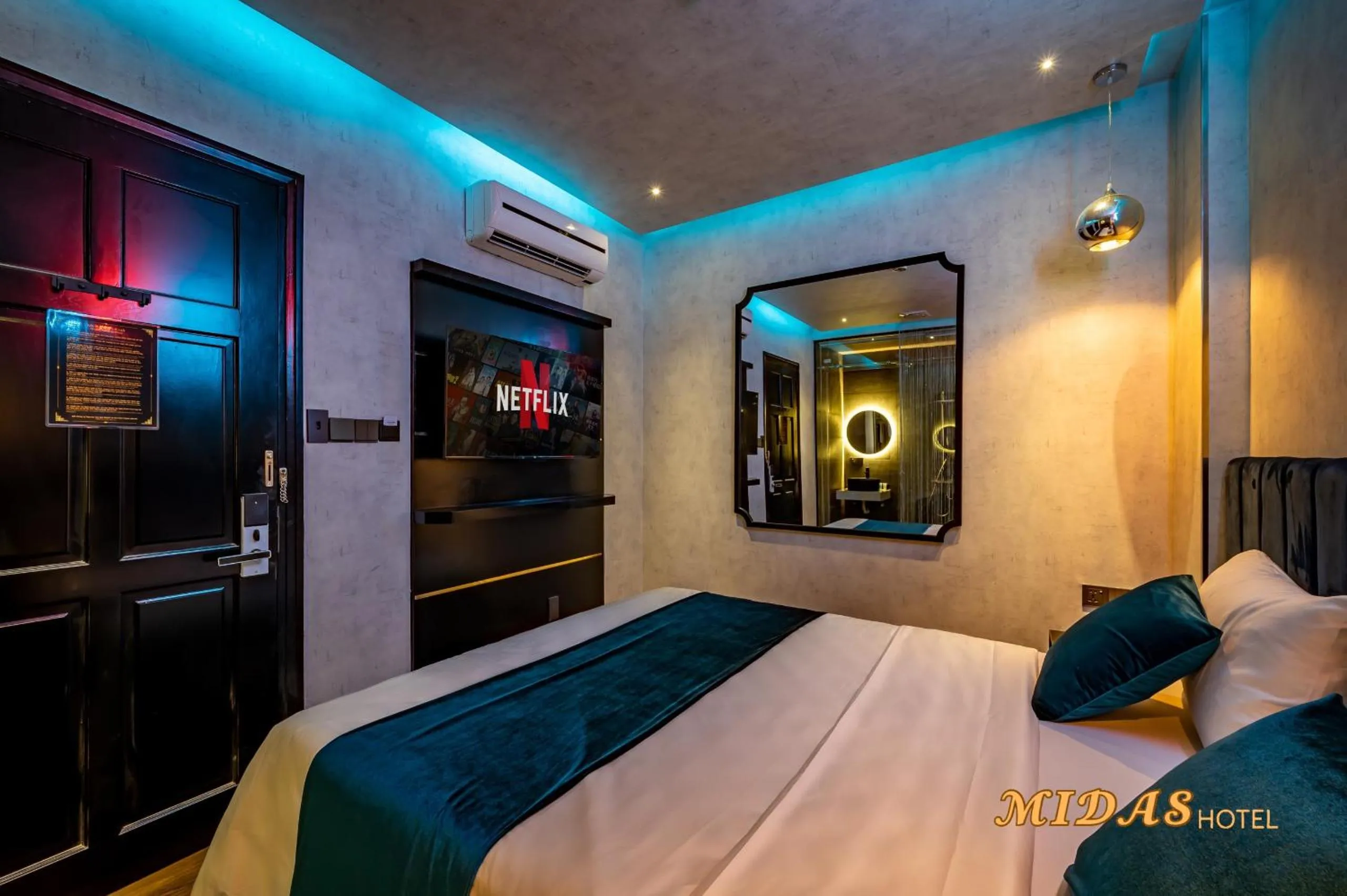 Photo of the whole room, Bed in Midas Hotel