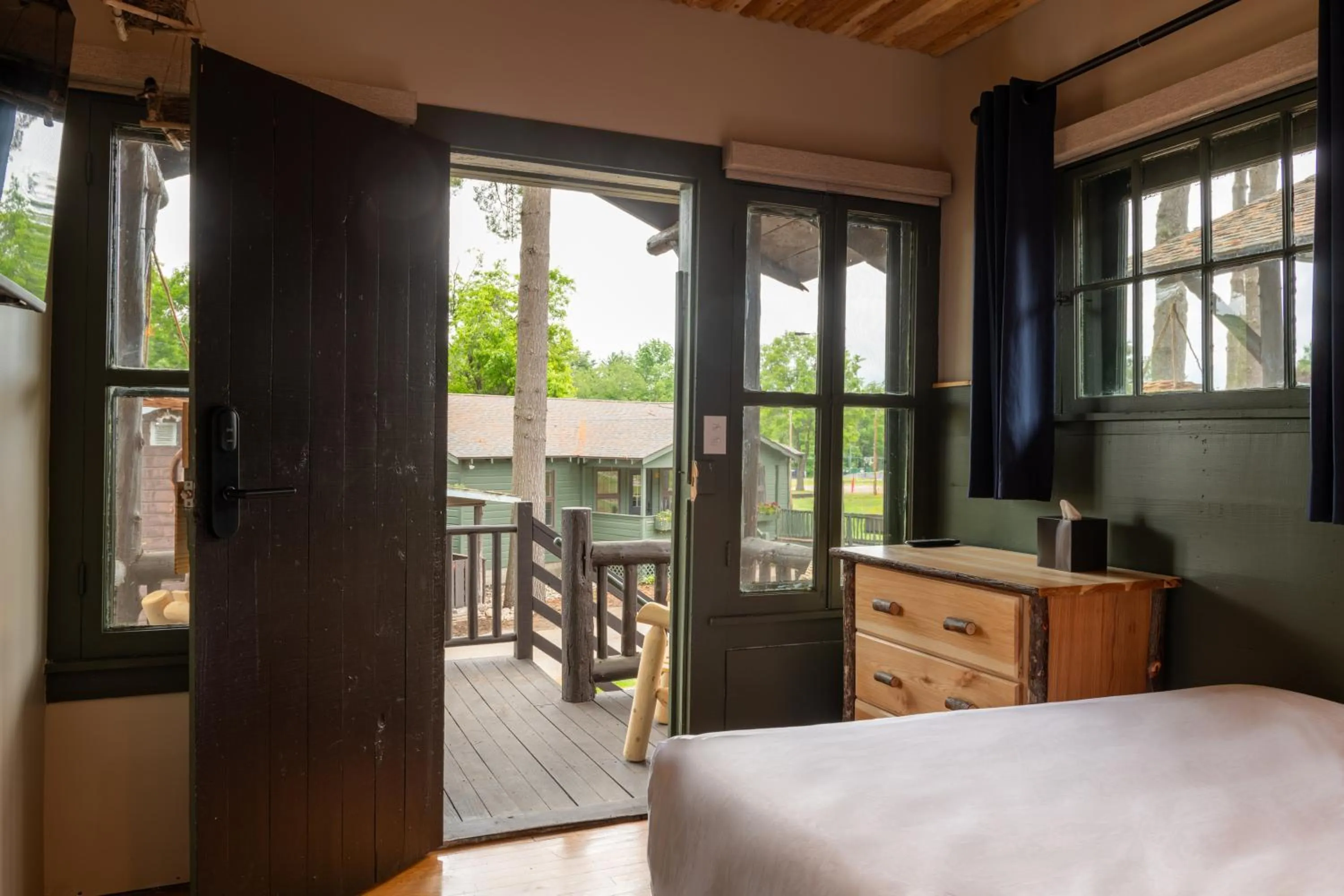 Balcony/Terrace, Bed in Lodge at Schroon Lake