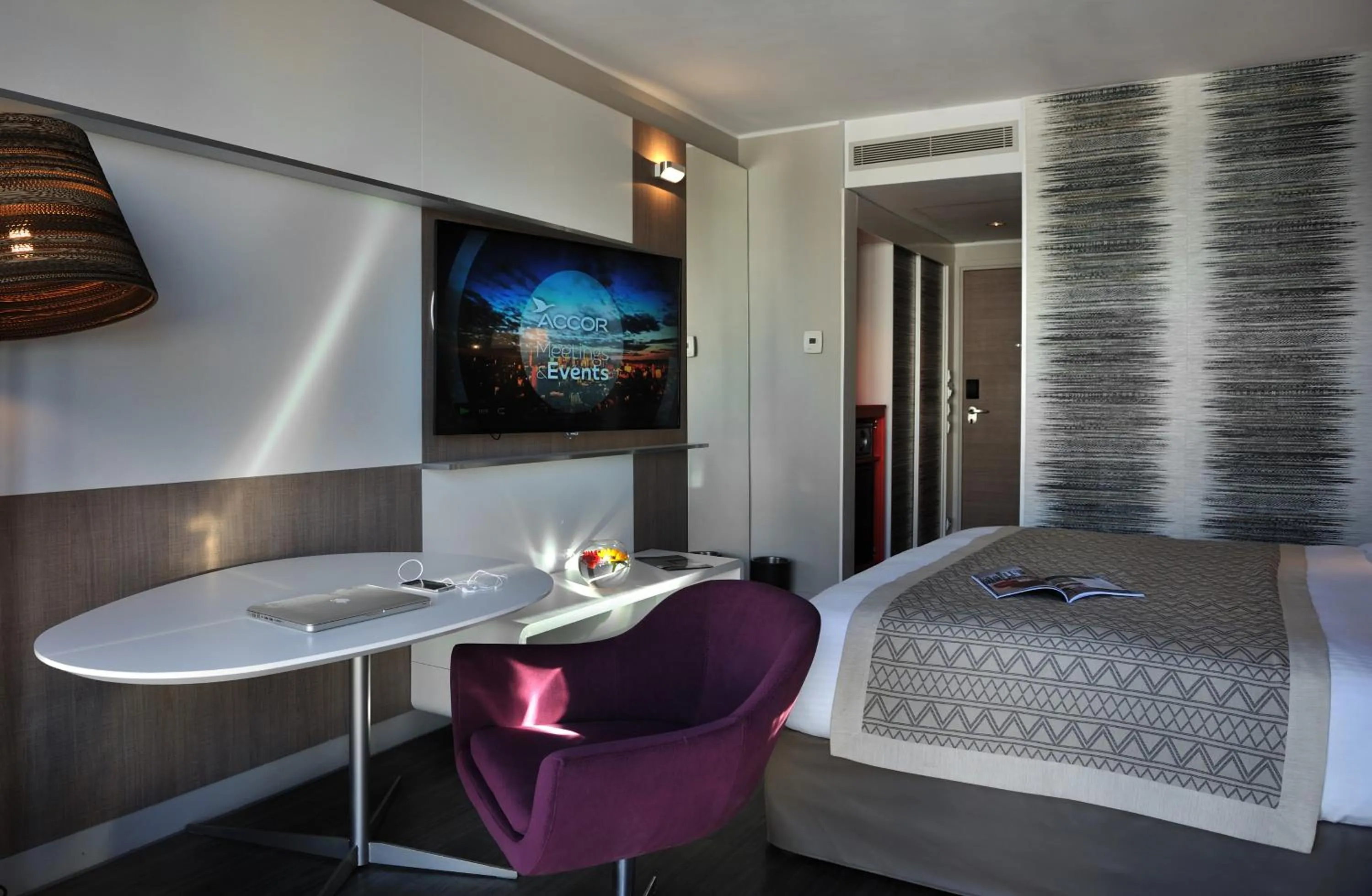 Photo of the whole room, Bed in Pullman Dakar Teranga