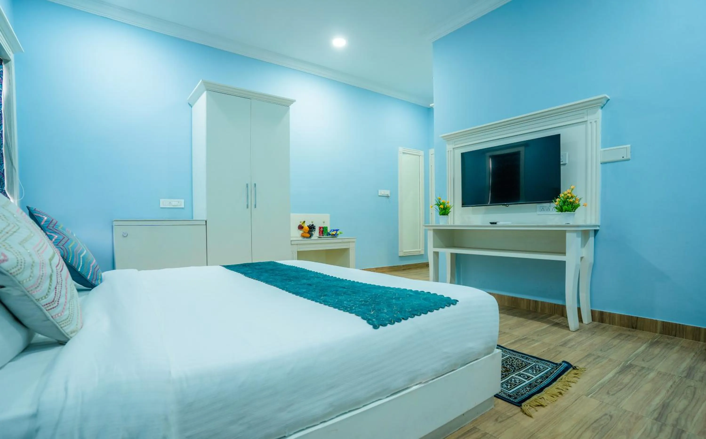 Communal lounge/ TV room, Bed in Tripli Hotels White Manor