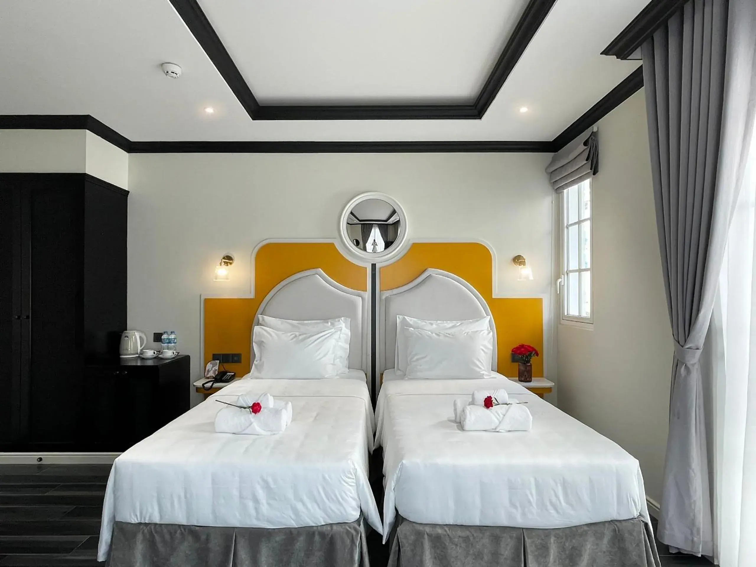 Twin Room with City View in Le Bonheur Hotel Twin Room with City View in Le Bonheur Hotel