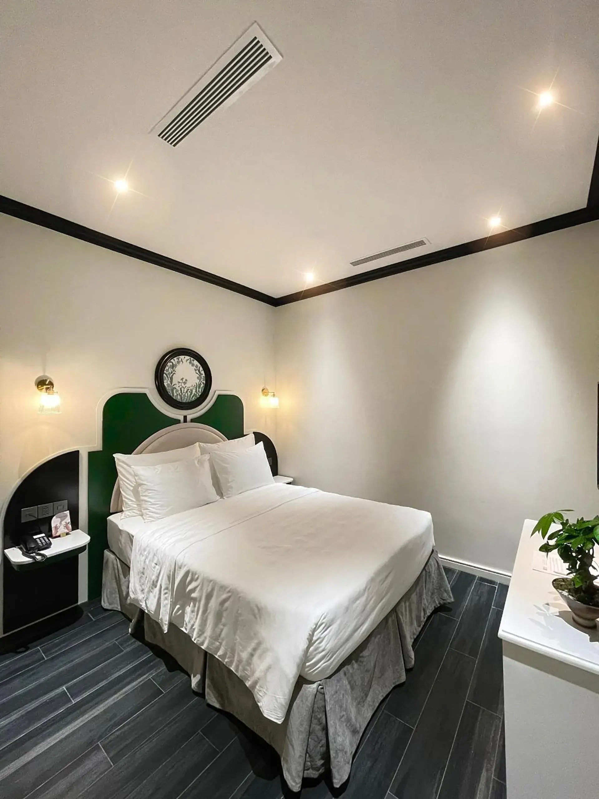 Superior Double Room - single occupancy in Le Bonheur Hotel Superior Double Room - single occupancy in Le Bonheur Hotel