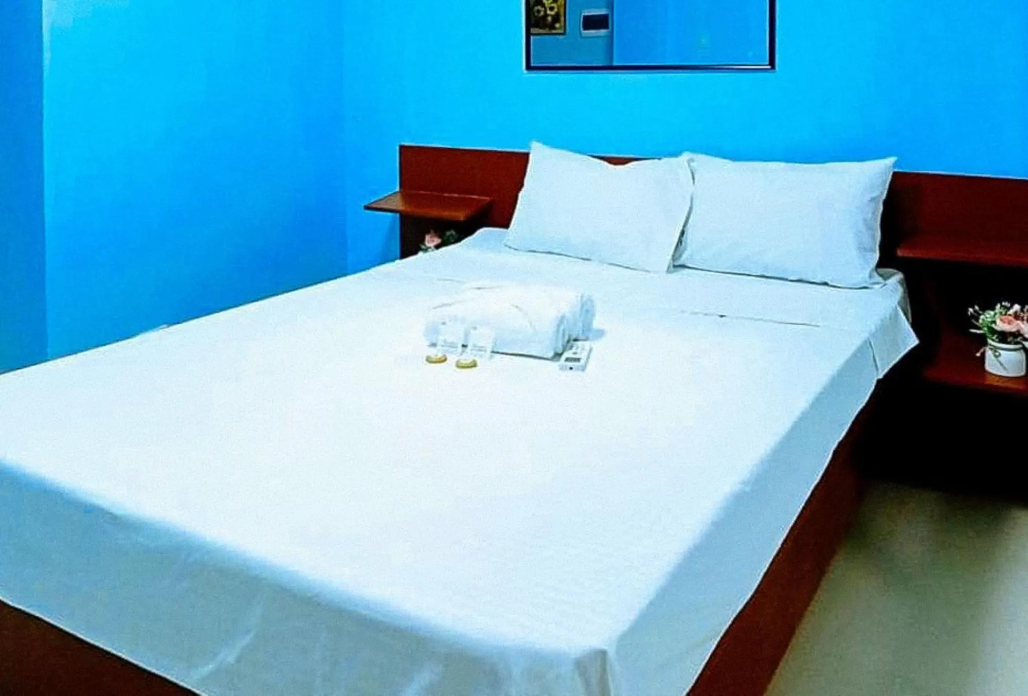 Bed in Jeanine's Travellers Inn by RedDoorz