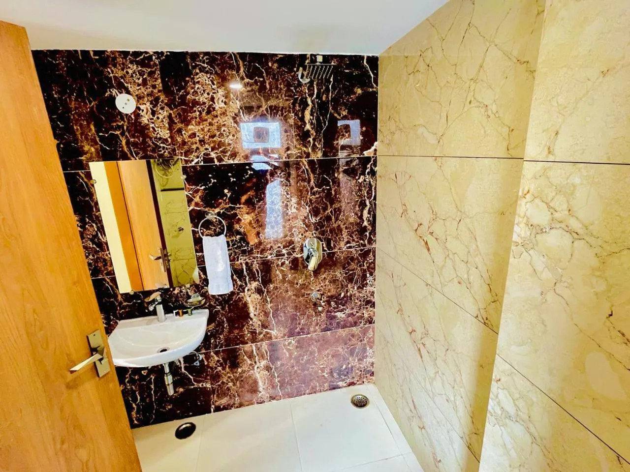 Shower in Amahi Inn - Sector 48