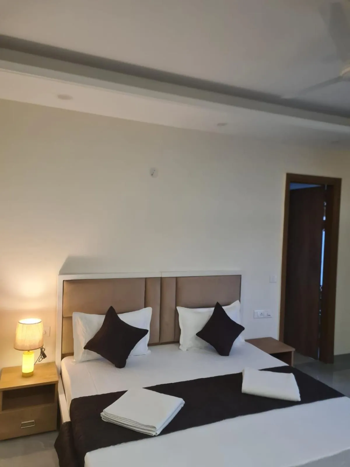 Photo of the whole room, Bed in Amahi Inn - Sector 48