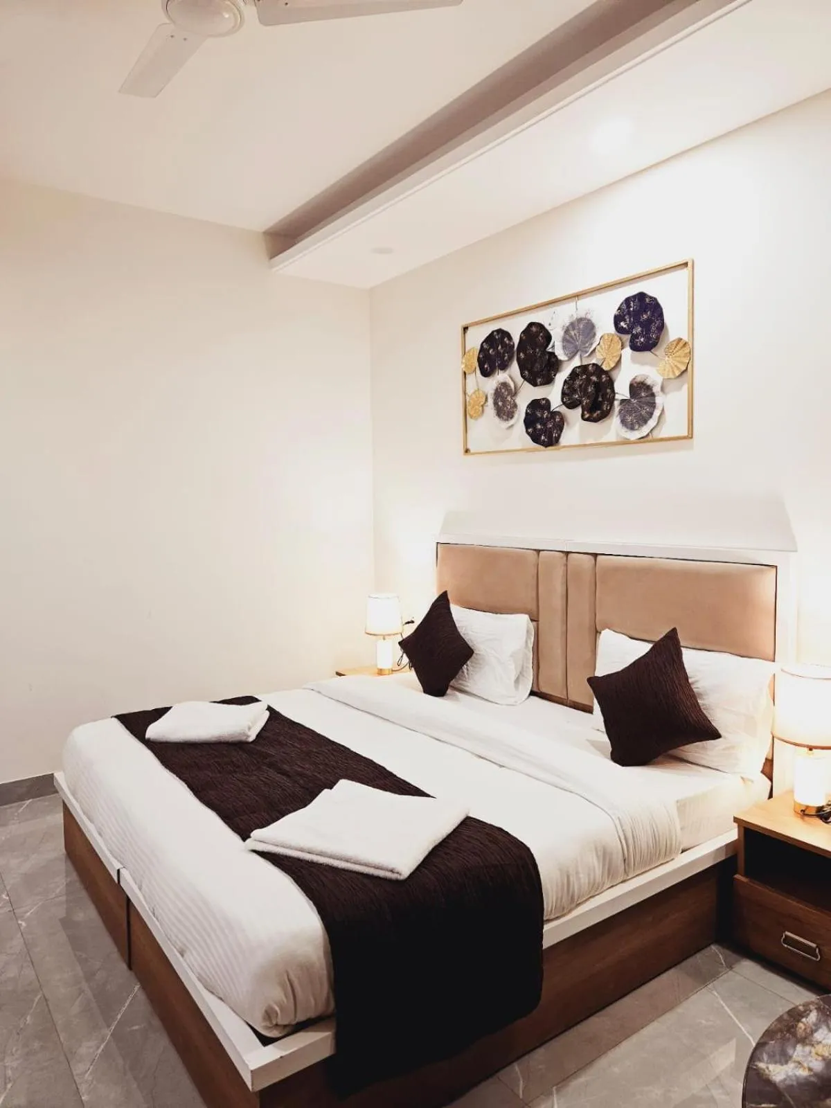 Photo of the whole room, Bed in Amahi Inn - Sector 48