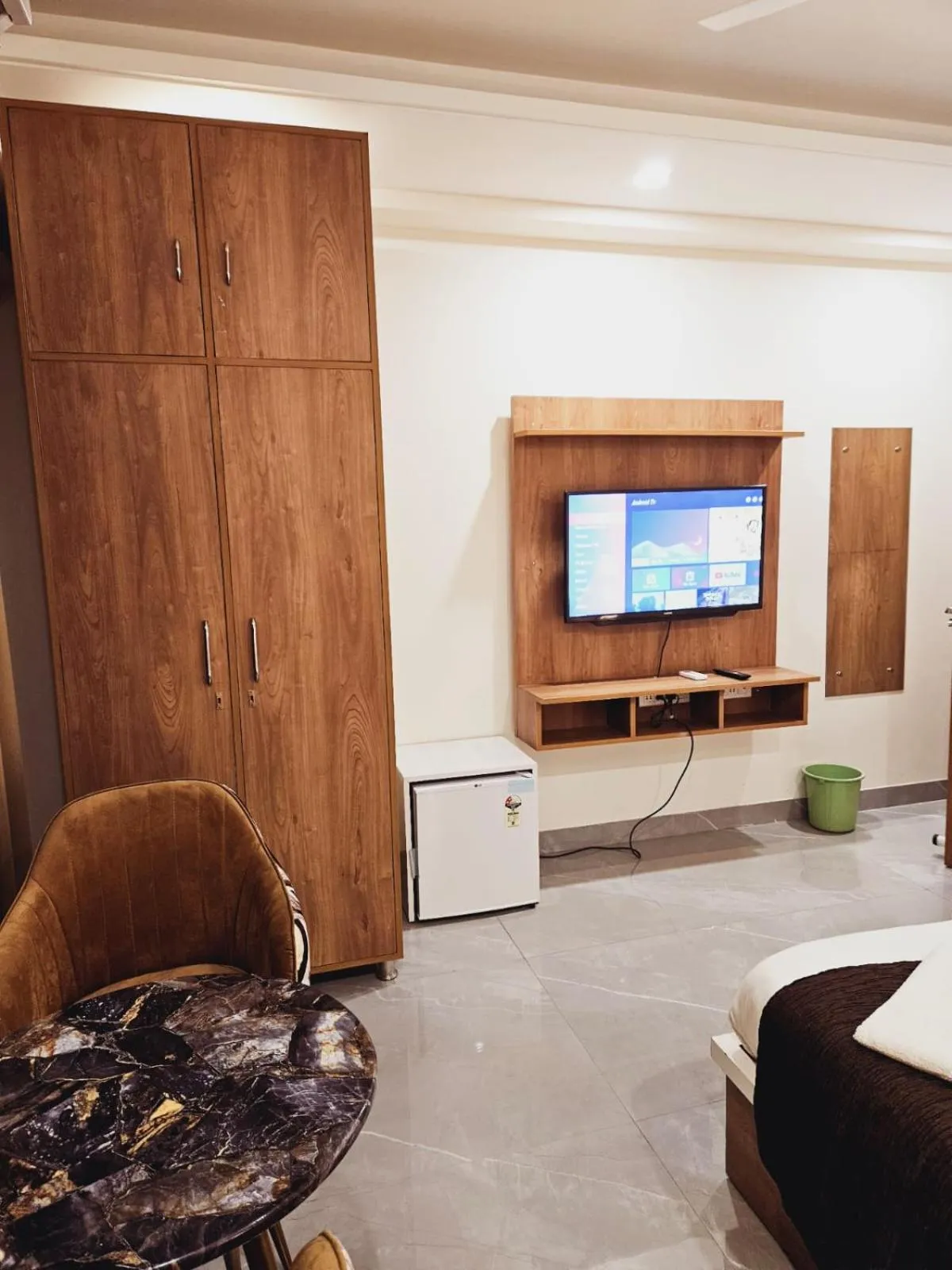 Communal lounge/ TV room in Amahi Inn - Sector 48