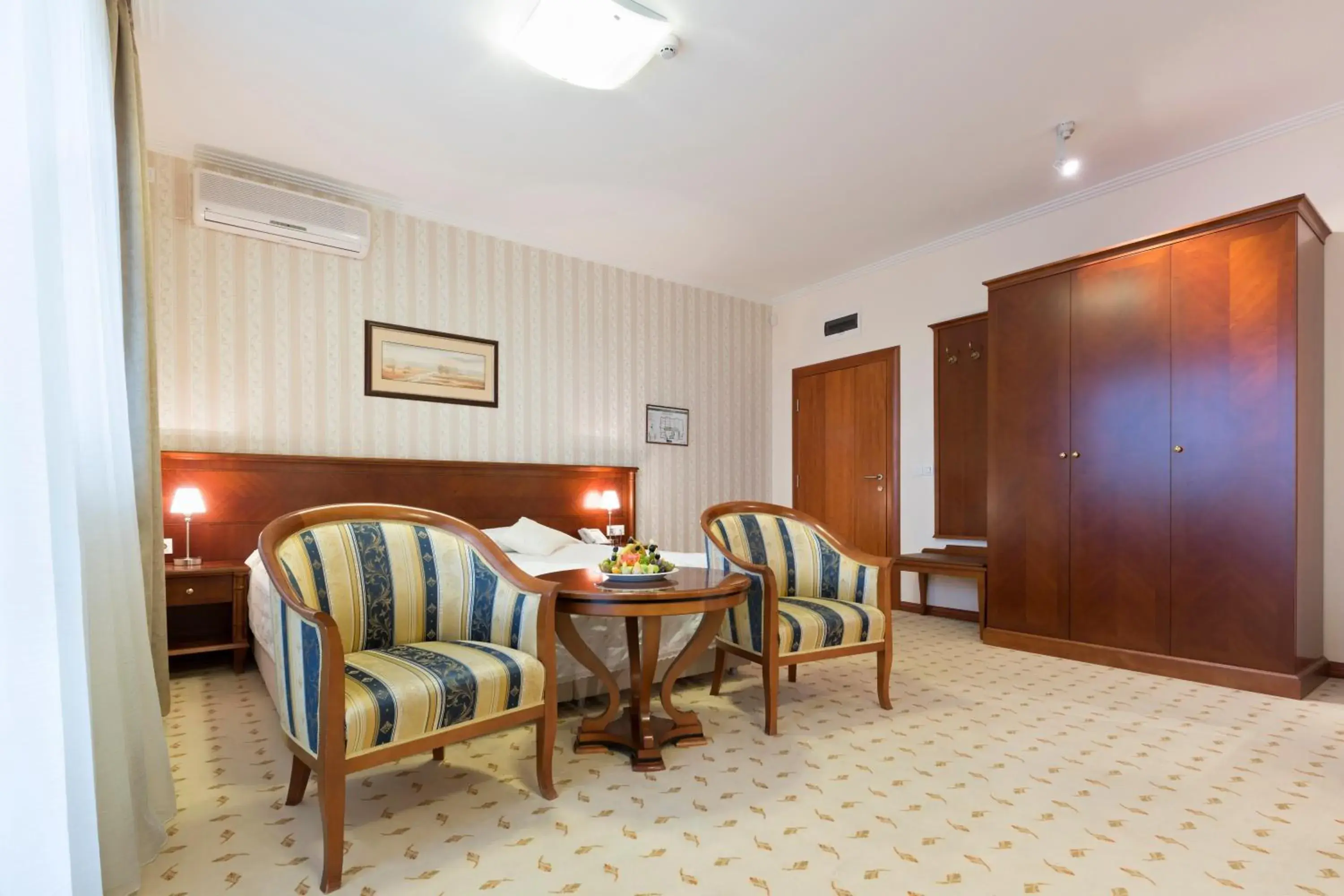 Three-Bedroom Suite with Free Parking in Hotel Orasac Three-Bedroom Suite with Free Parking in Hotel Orasac