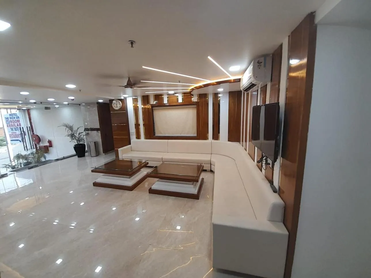 Communal lounge/ TV room in Rich Grand Hotel