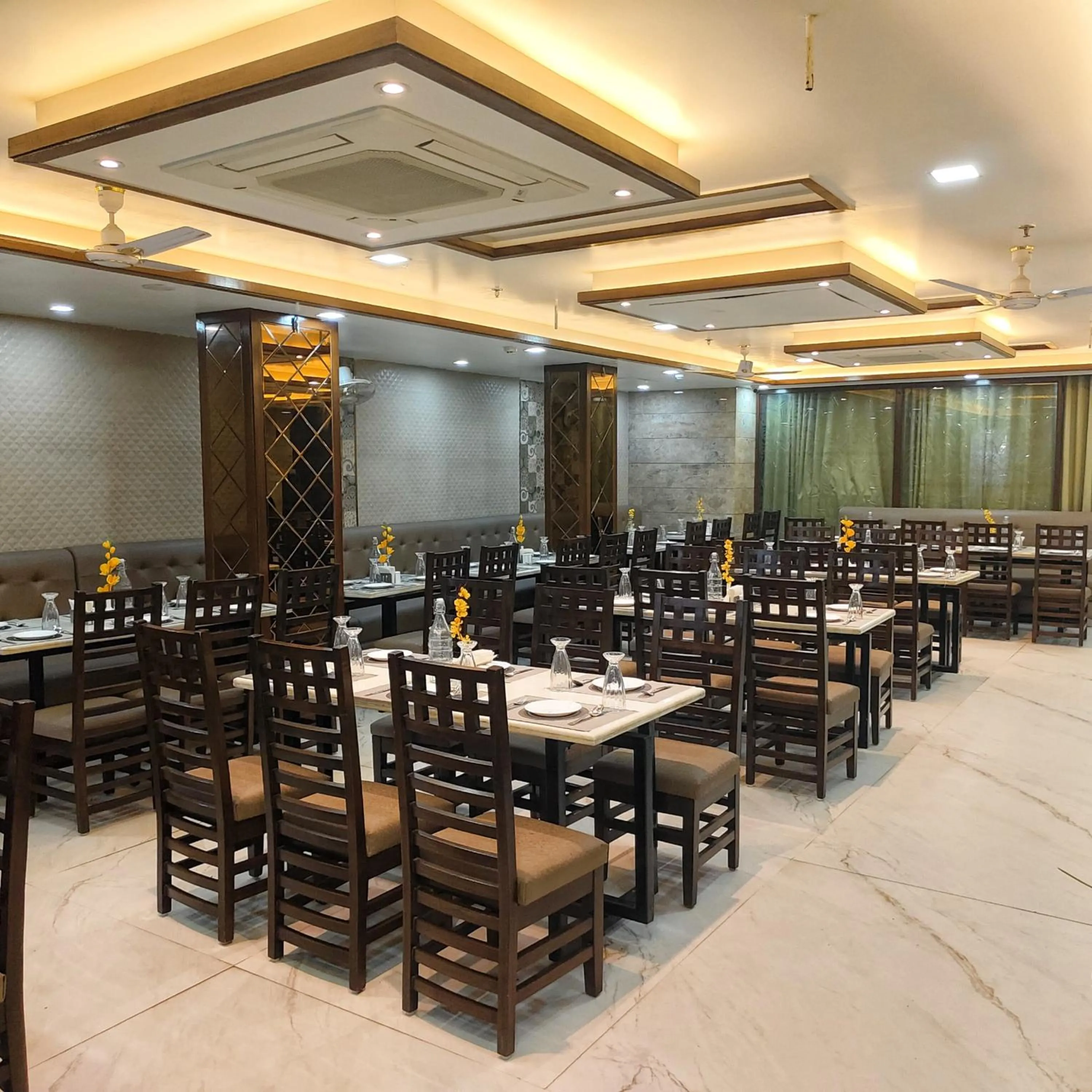 Restaurant/places to eat in Rich Grand Hotel