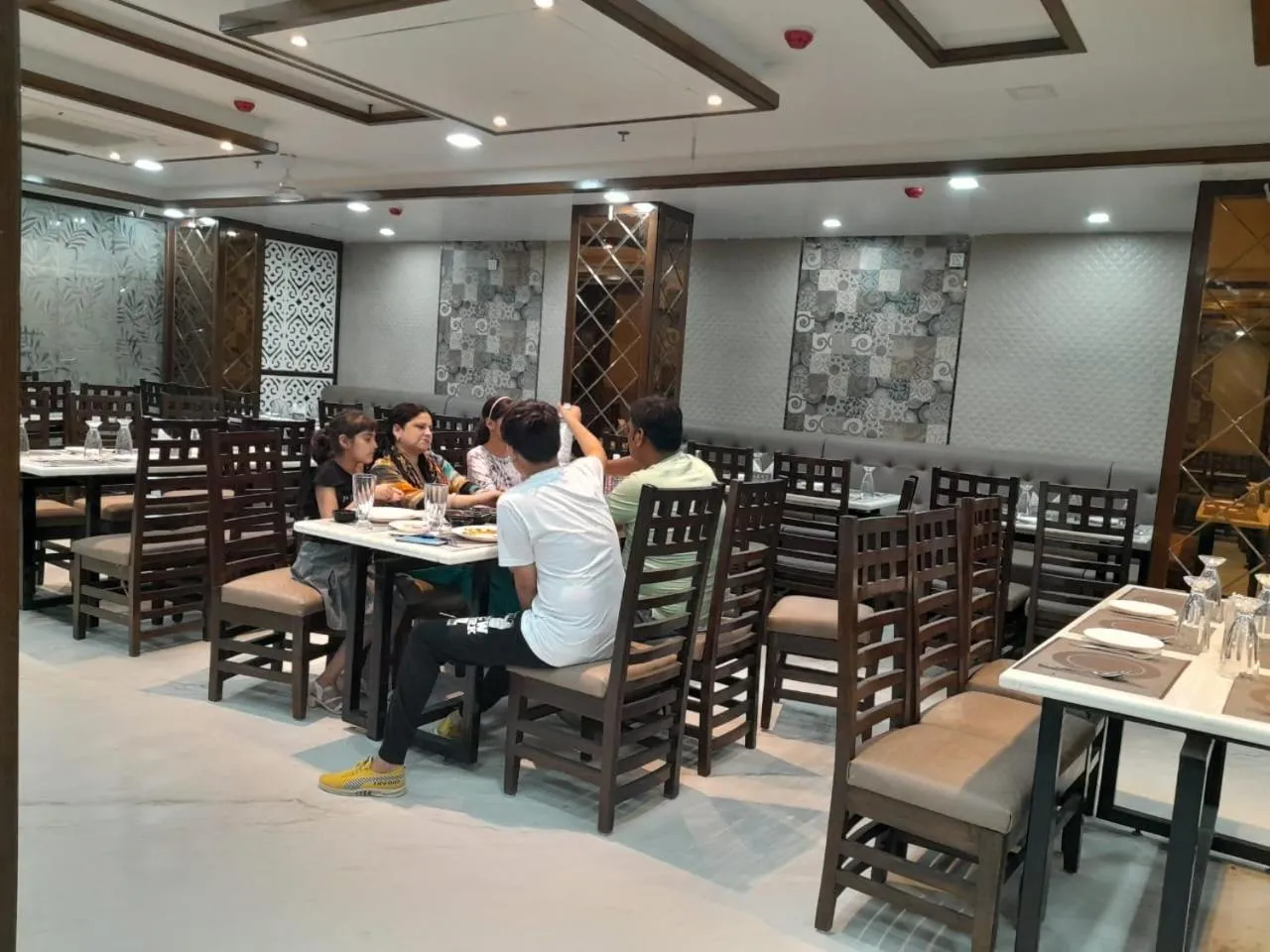 Restaurant/places to eat in Rich Grand Hotel