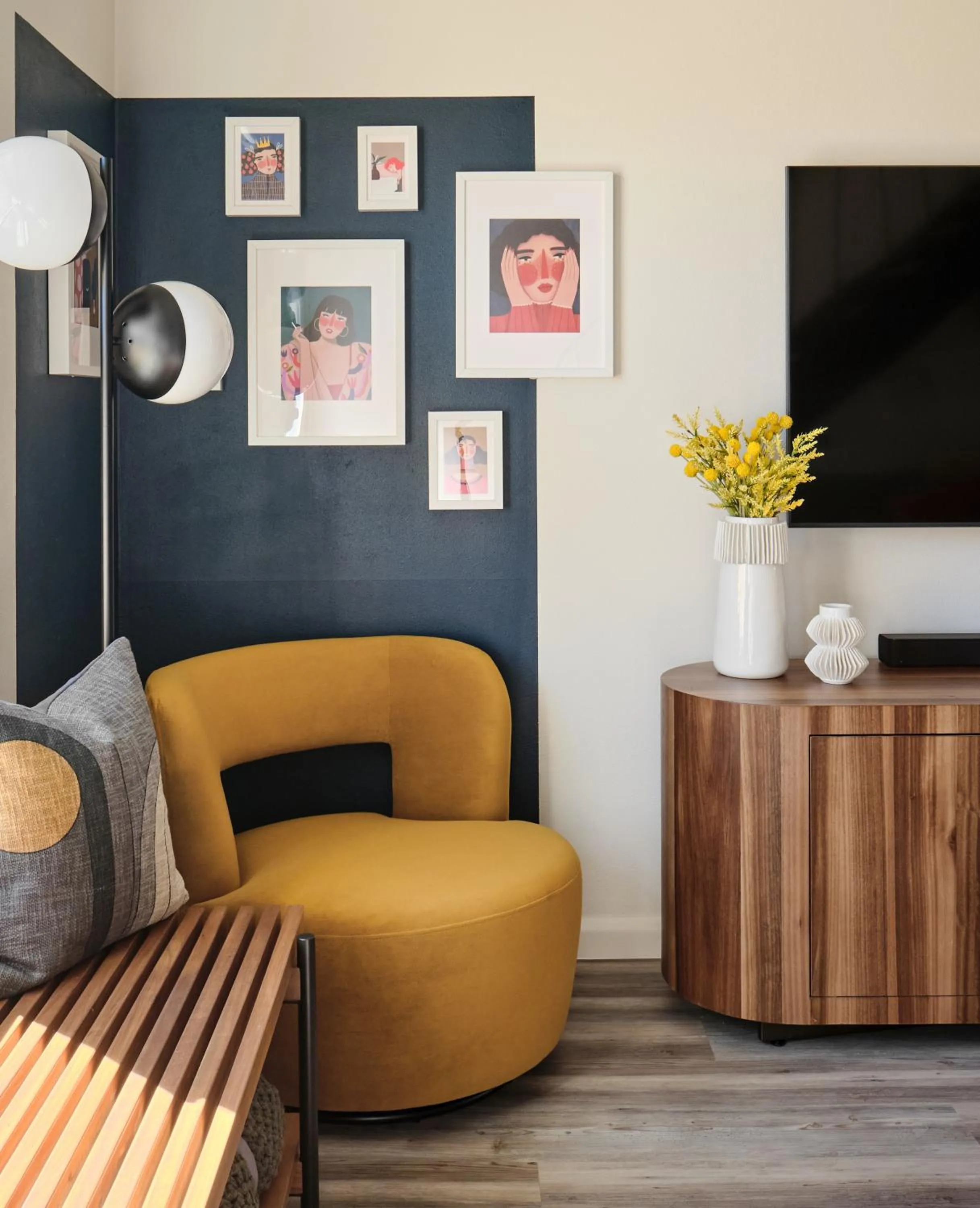 TV and multimedia in Midcentury Couples Designer Loft - Casa Tuya