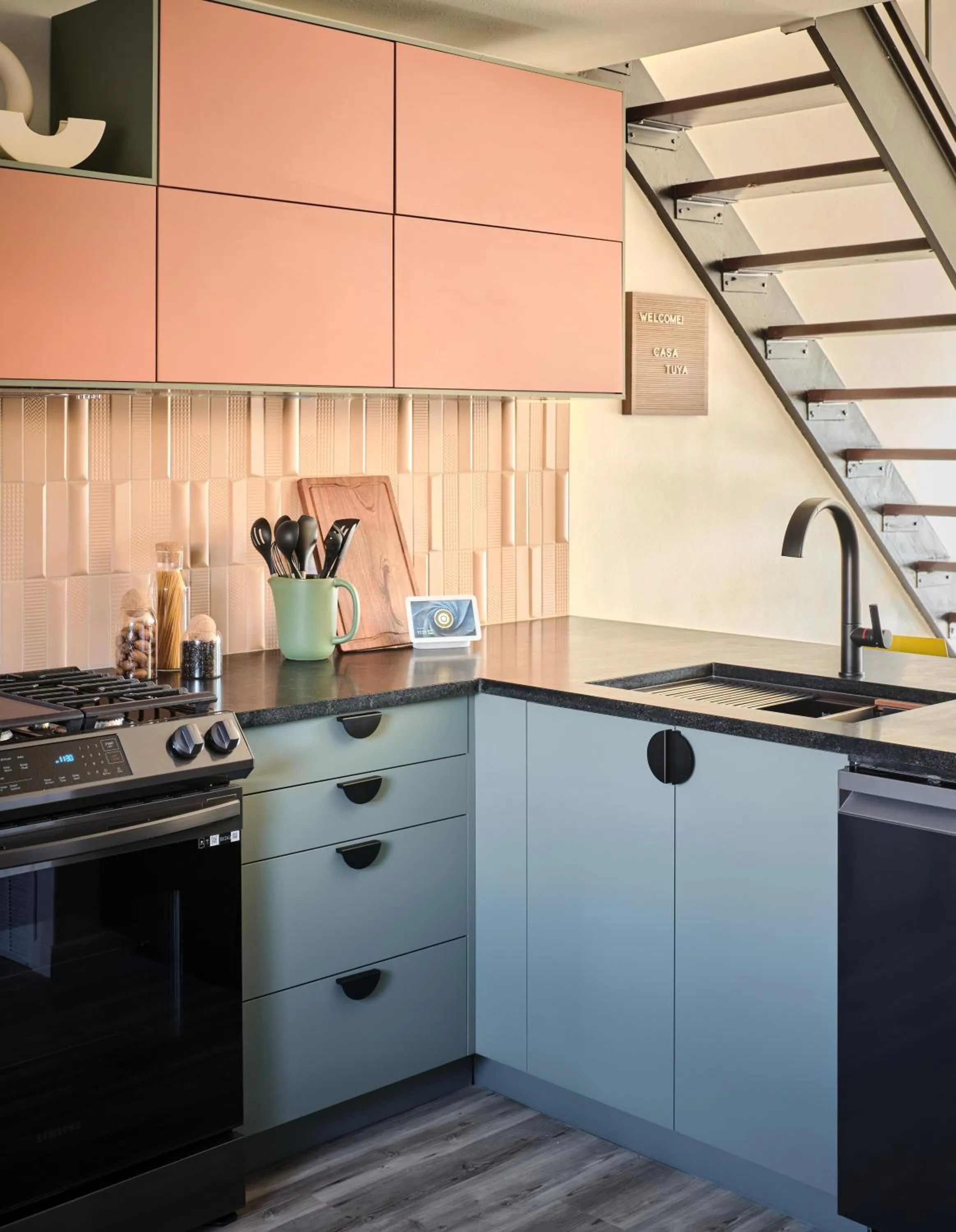 Kitchen or kitchenette in Midcentury Couples Designer Loft - Casa Tuya