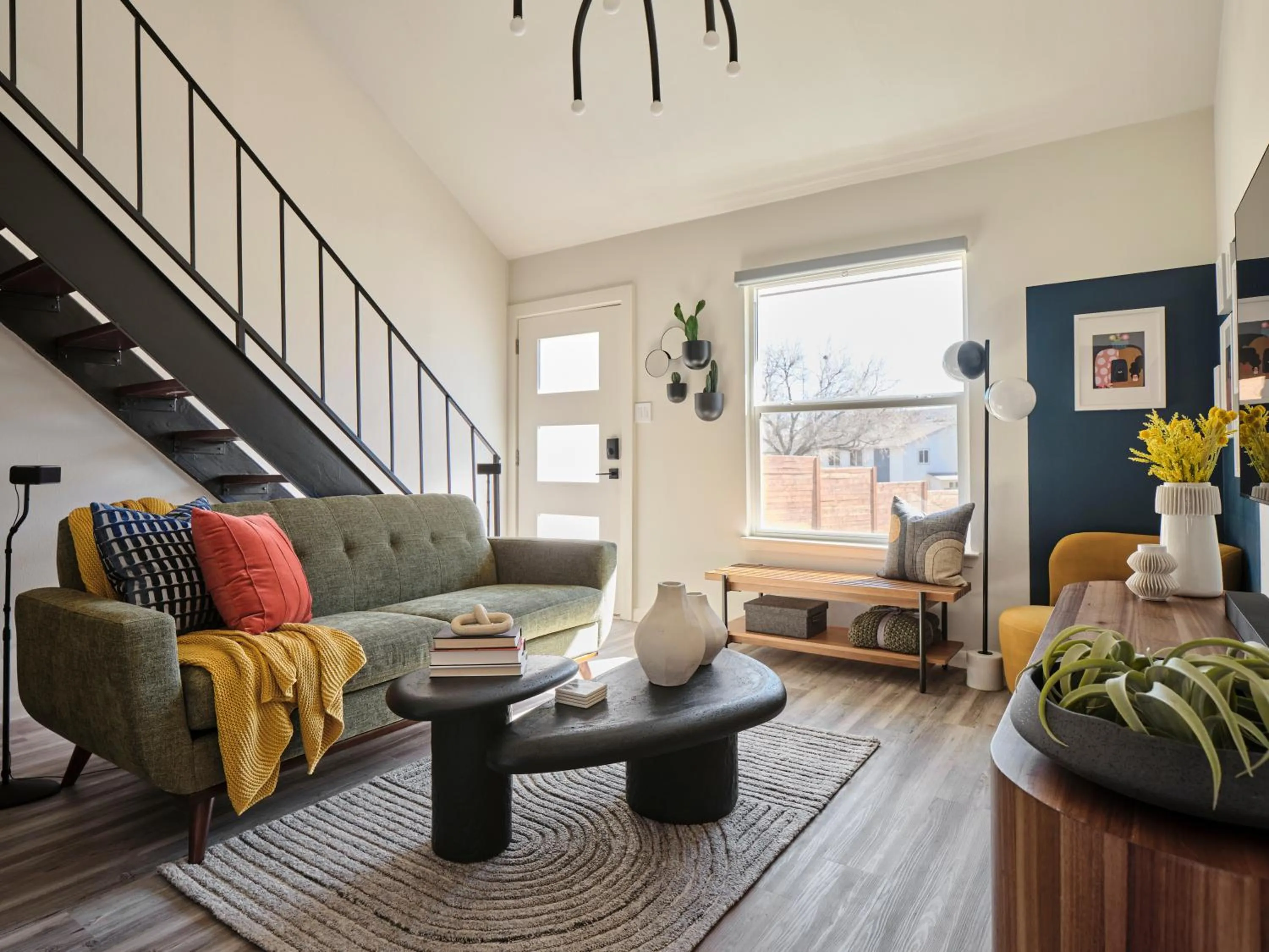 Living room in Midcentury Couples Designer Loft - Casa Tuya