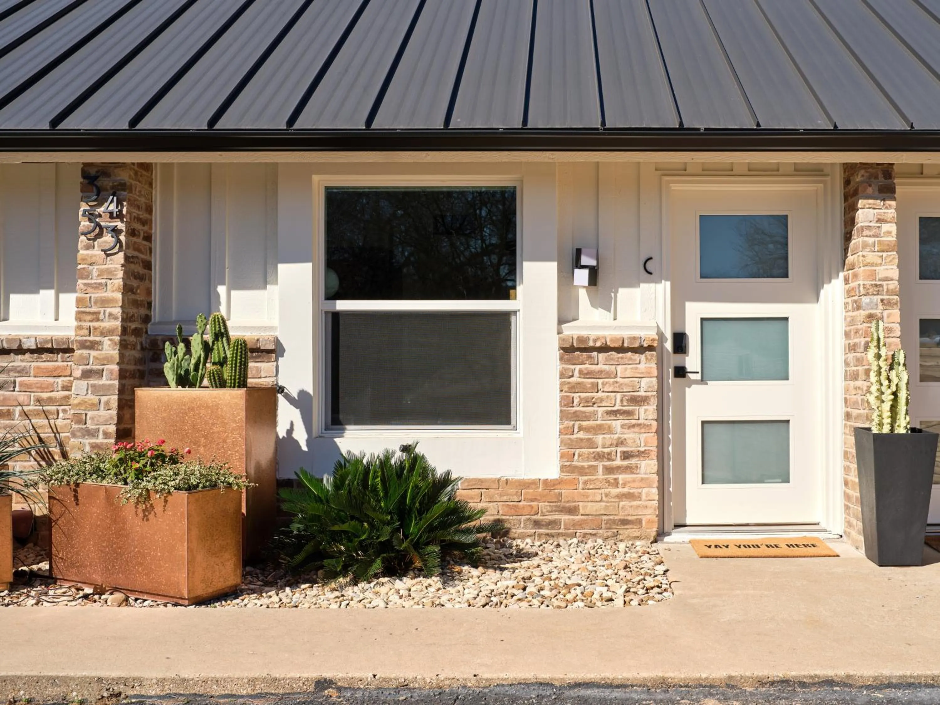 Facade/entrance in Midcentury Couples Designer Loft - Casa Tuya