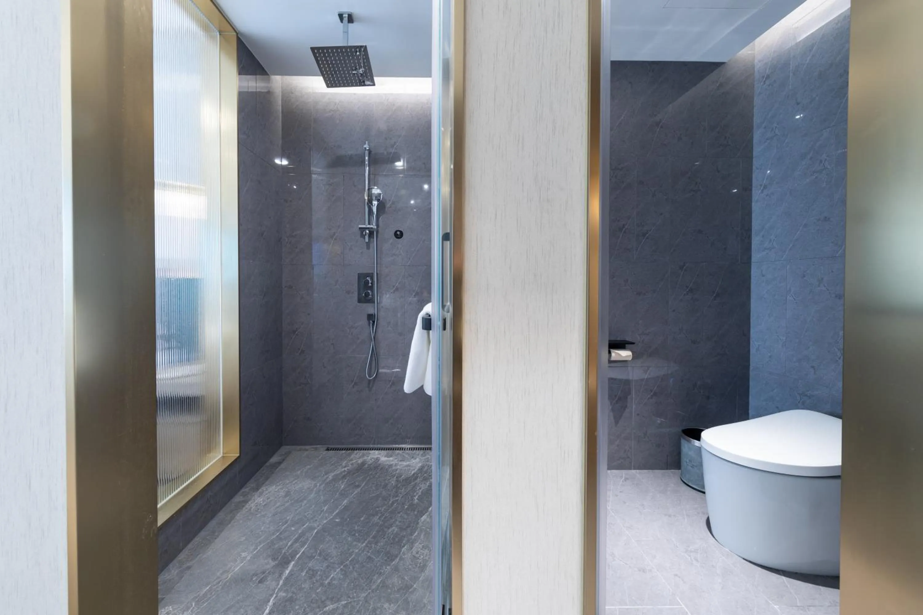 Shower in Guangzhou Baiyun Airport MeHood Liz Hotel Free Shuttle Bus to Airport