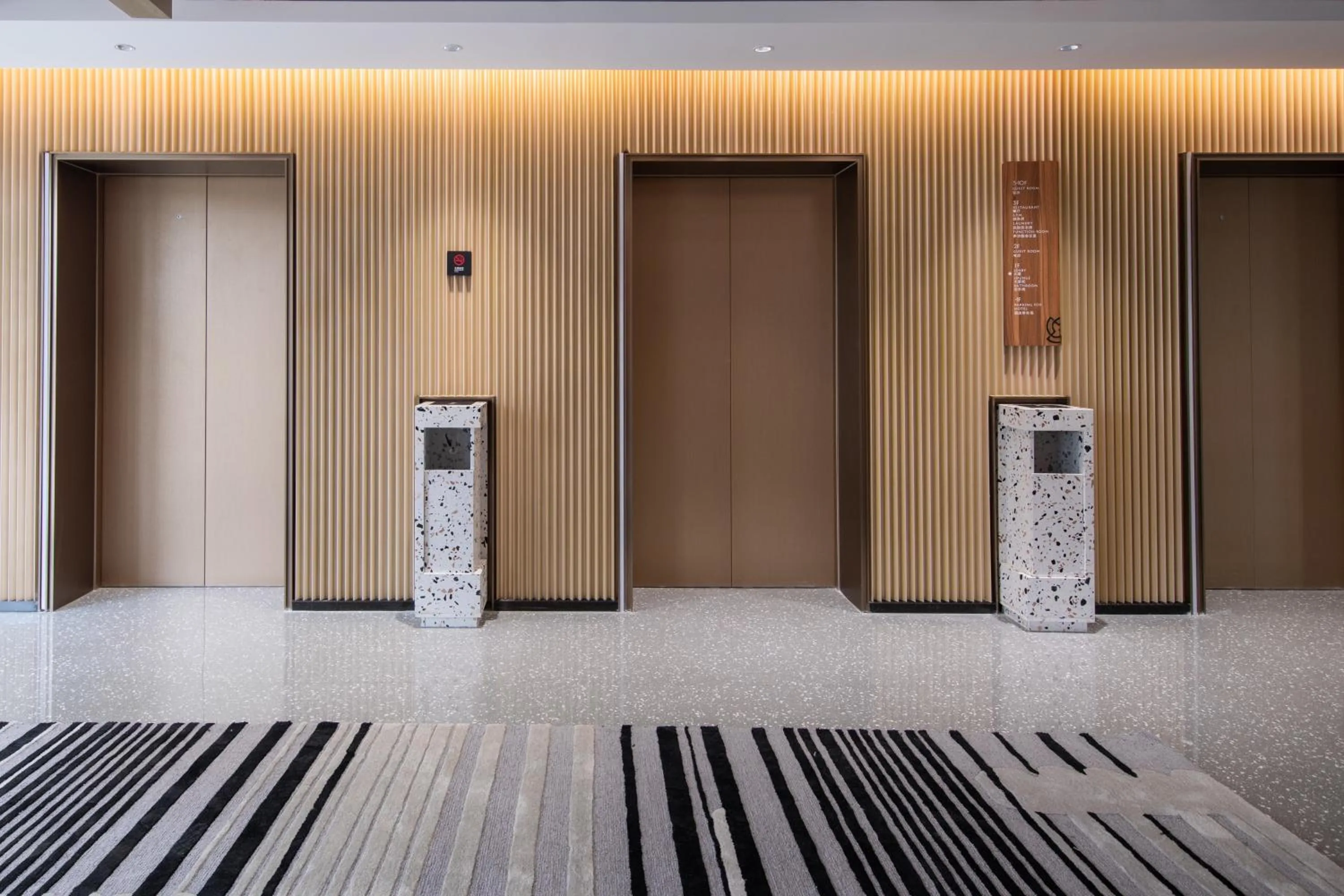 elevator in Guangzhou Baiyun Airport MeHood Liz Hotel Free Shuttle Bus to Airport