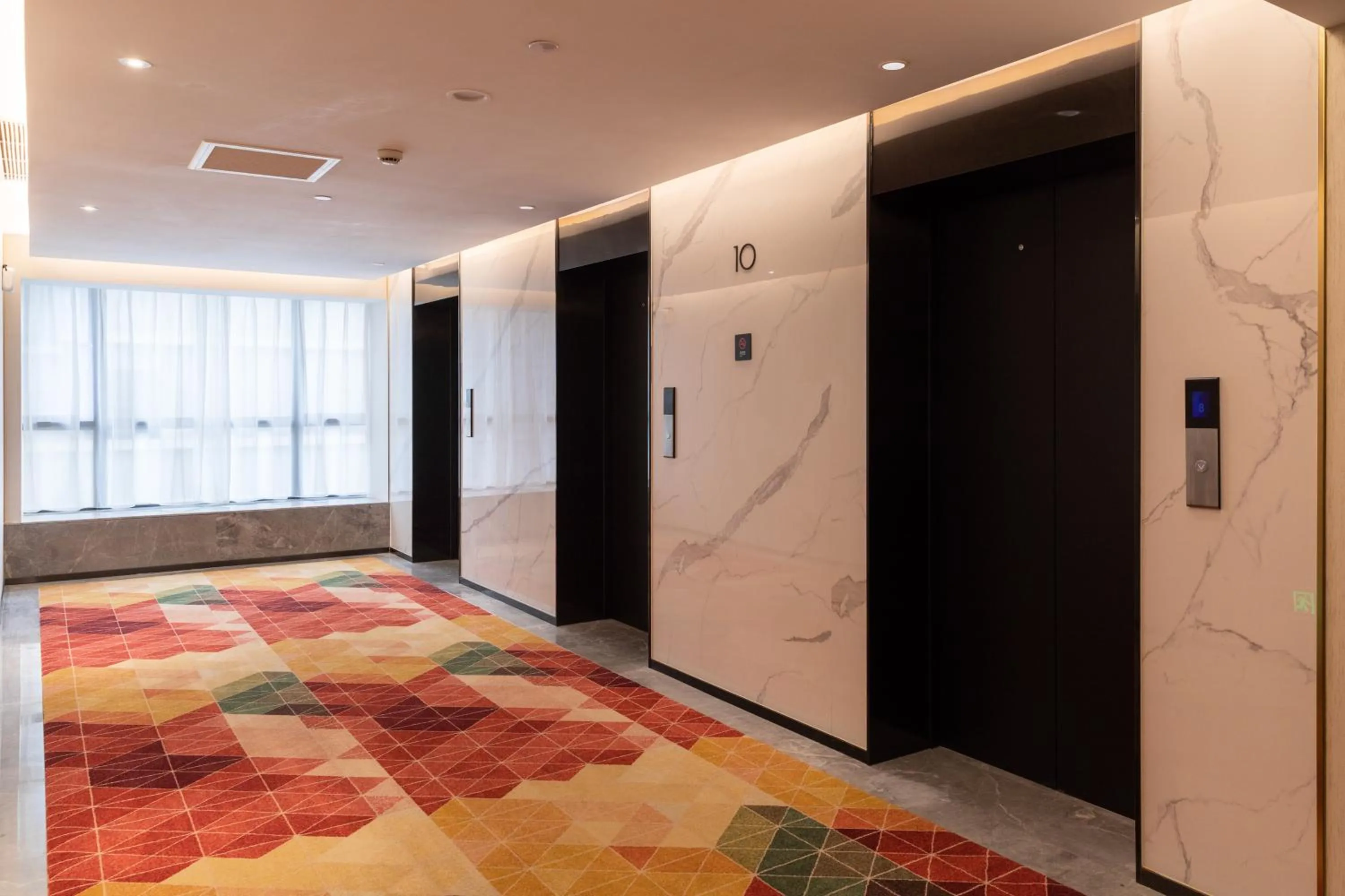 elevator in Guangzhou Baiyun Airport MeHood Liz Hotel Free Shuttle Bus to Airport