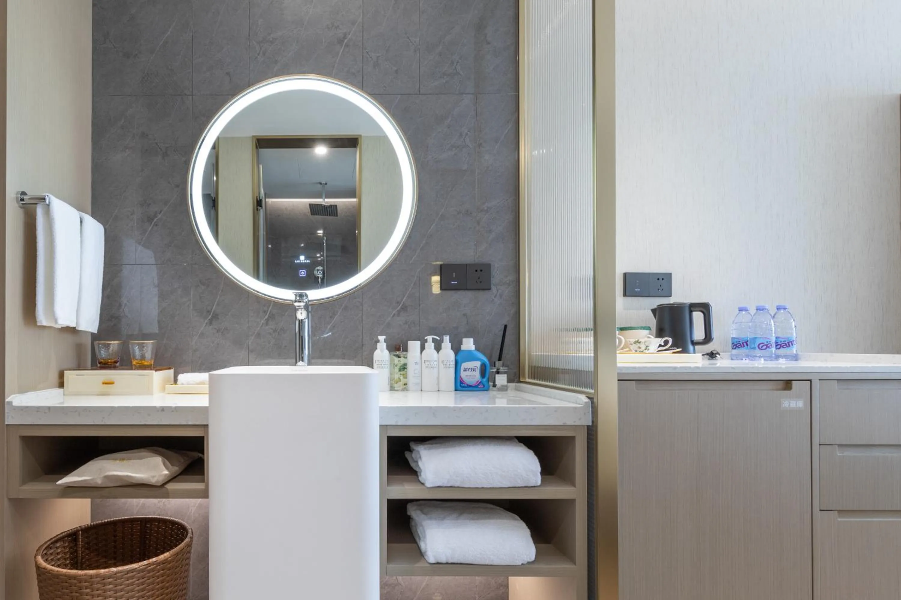 Bathroom in Guangzhou Baiyun Airport MeHood Liz Hotel Free Shuttle Bus to Airport