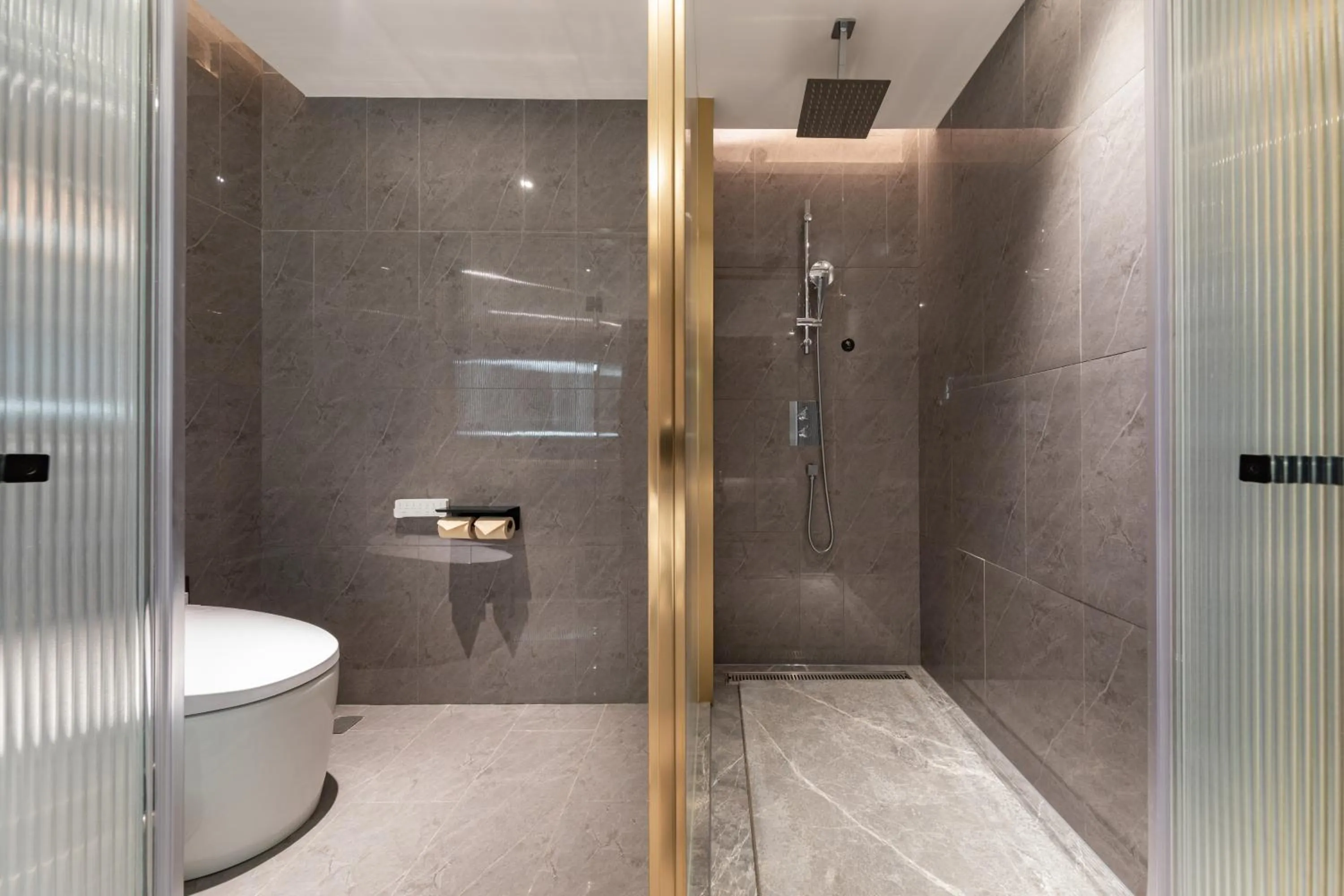 Toilet in Guangzhou Baiyun Airport MeHood Liz Hotel Free Shuttle Bus to Airport