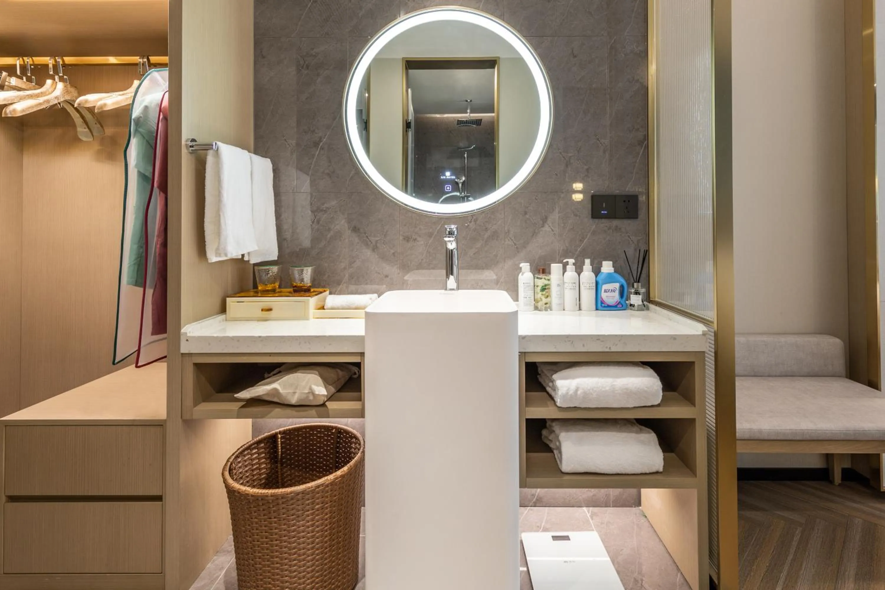 Bathroom in Guangzhou Baiyun Airport MeHood Liz Hotel Free Shuttle Bus to Airport