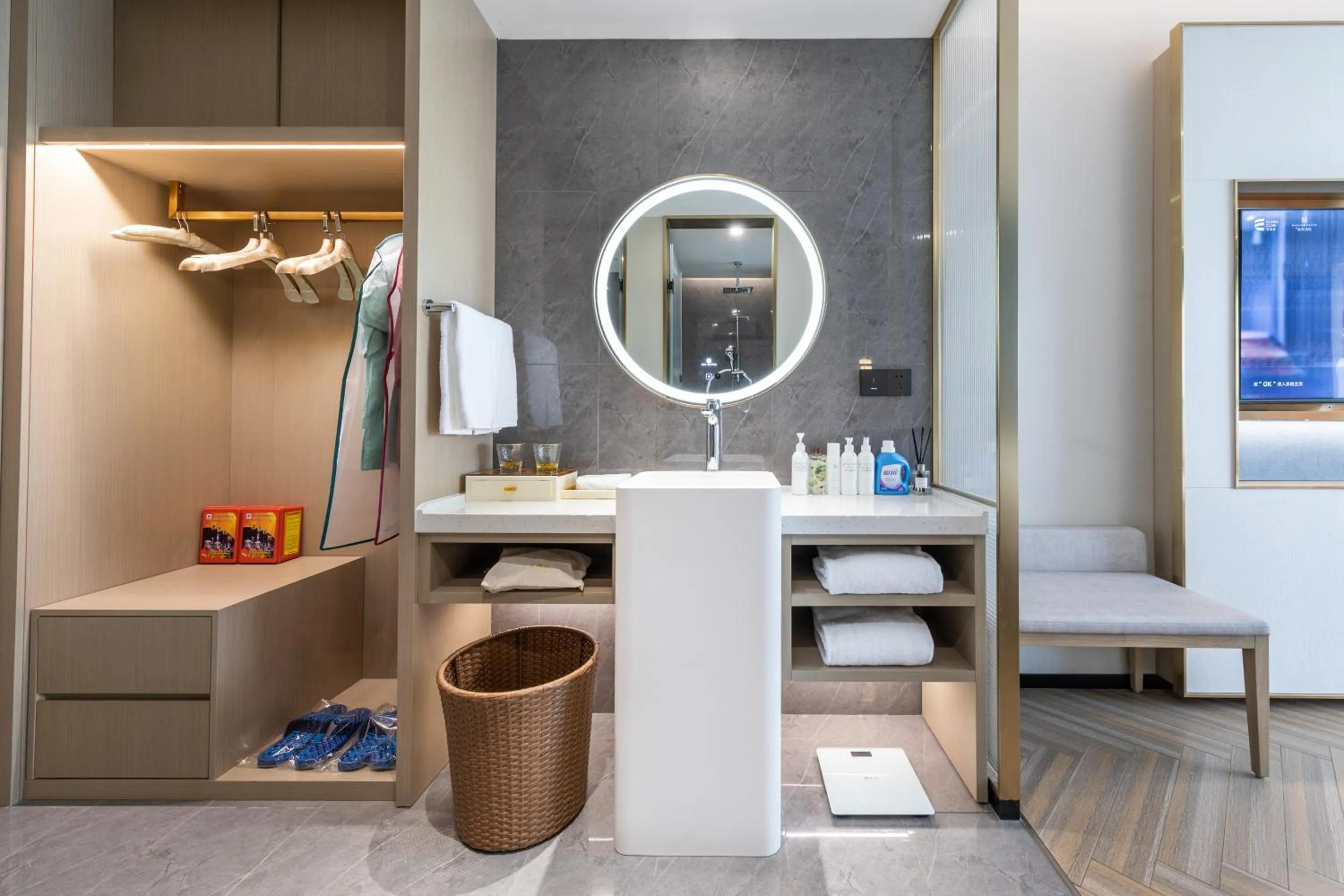 Bathroom in Guangzhou Baiyun Airport MeHood Liz Hotel Free Shuttle Bus to Airport