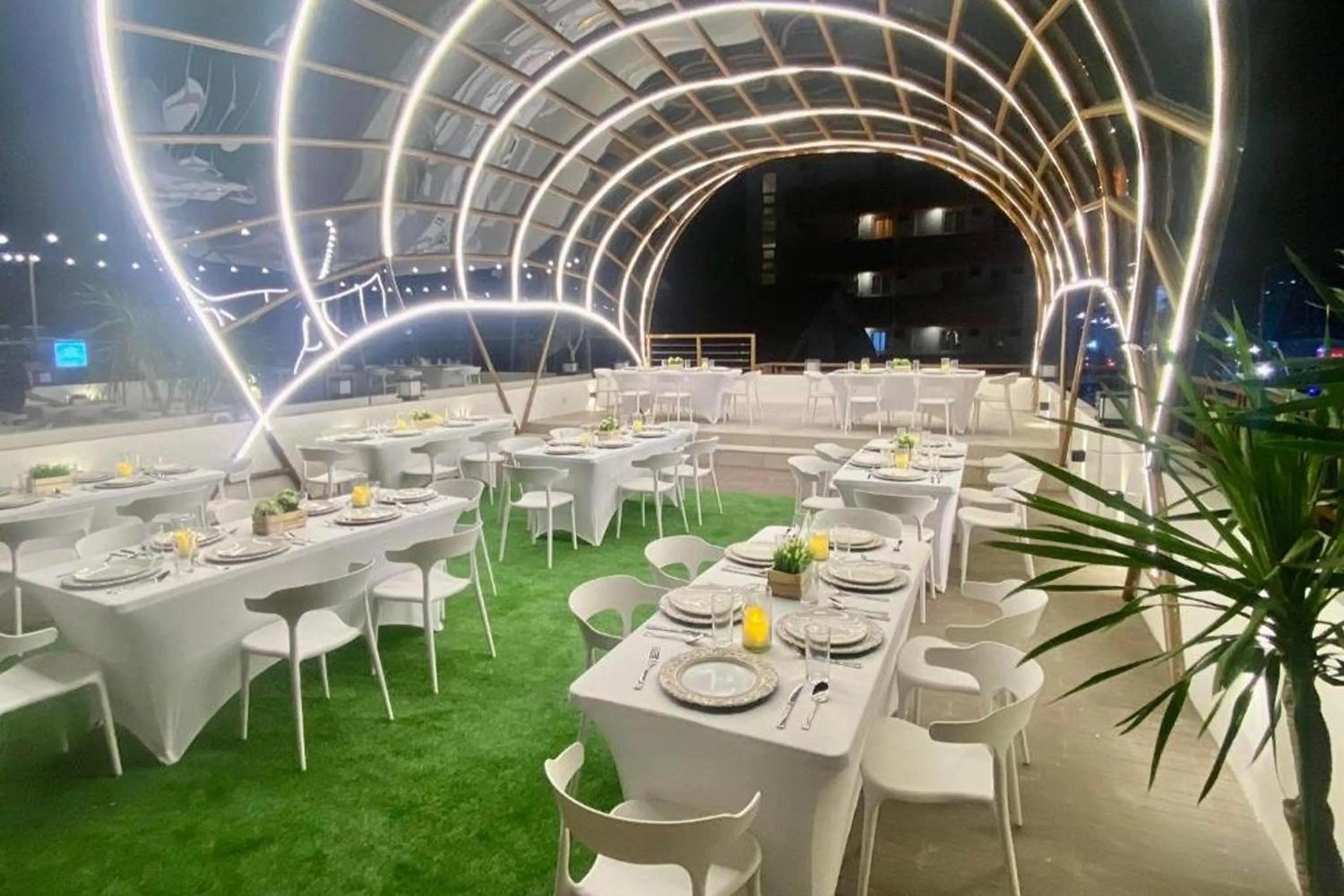 Restaurant/places to eat in Aurora Suites Pasay near Airport