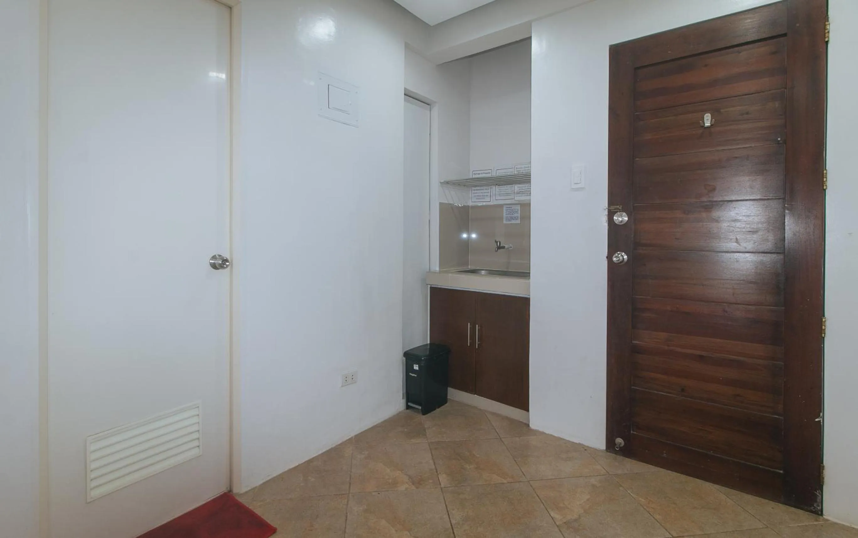 Kitchen or kitchenette in RedDoorz at Davids Travellers Inn Cavite