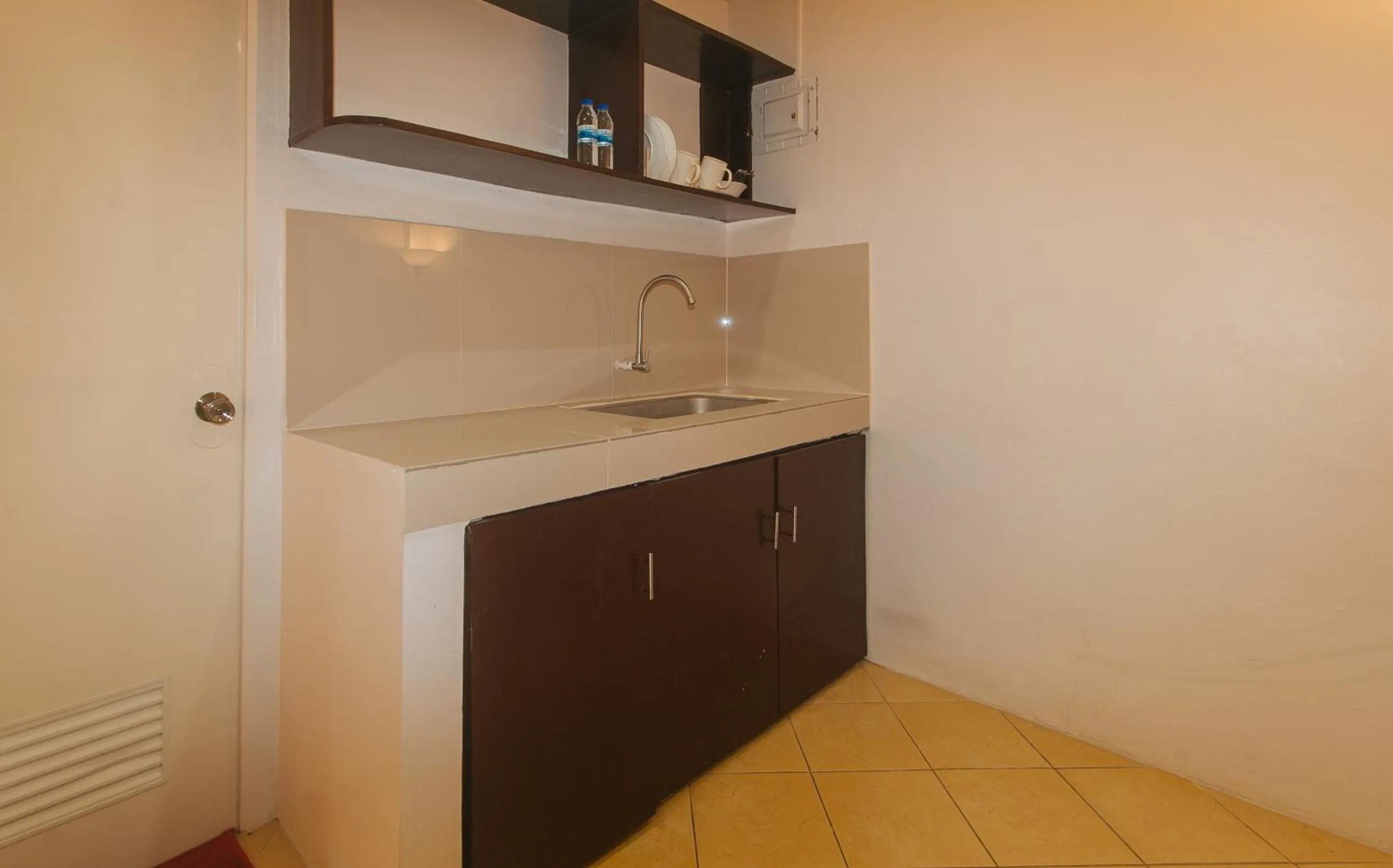 Kitchen or kitchenette in RedDoorz at Davids Travellers Inn Cavite