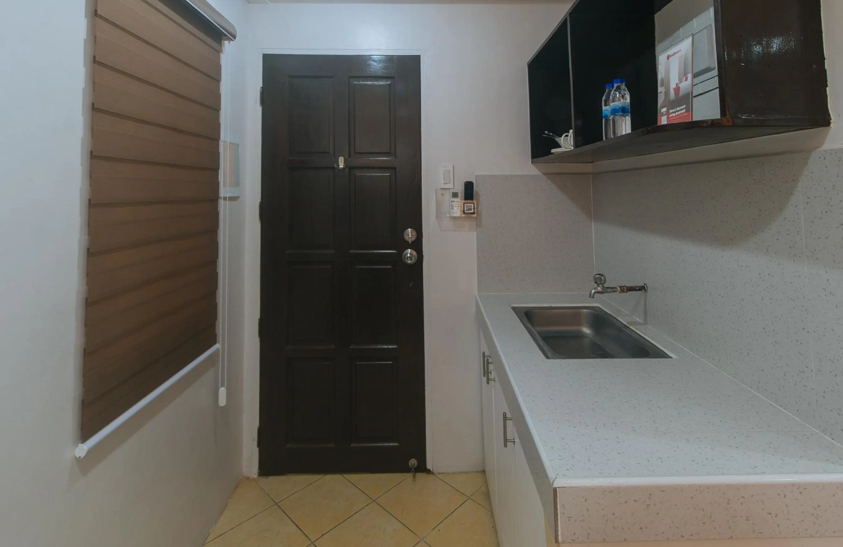 Kitchen or kitchenette in RedDoorz at Davids Travellers Inn Cavite