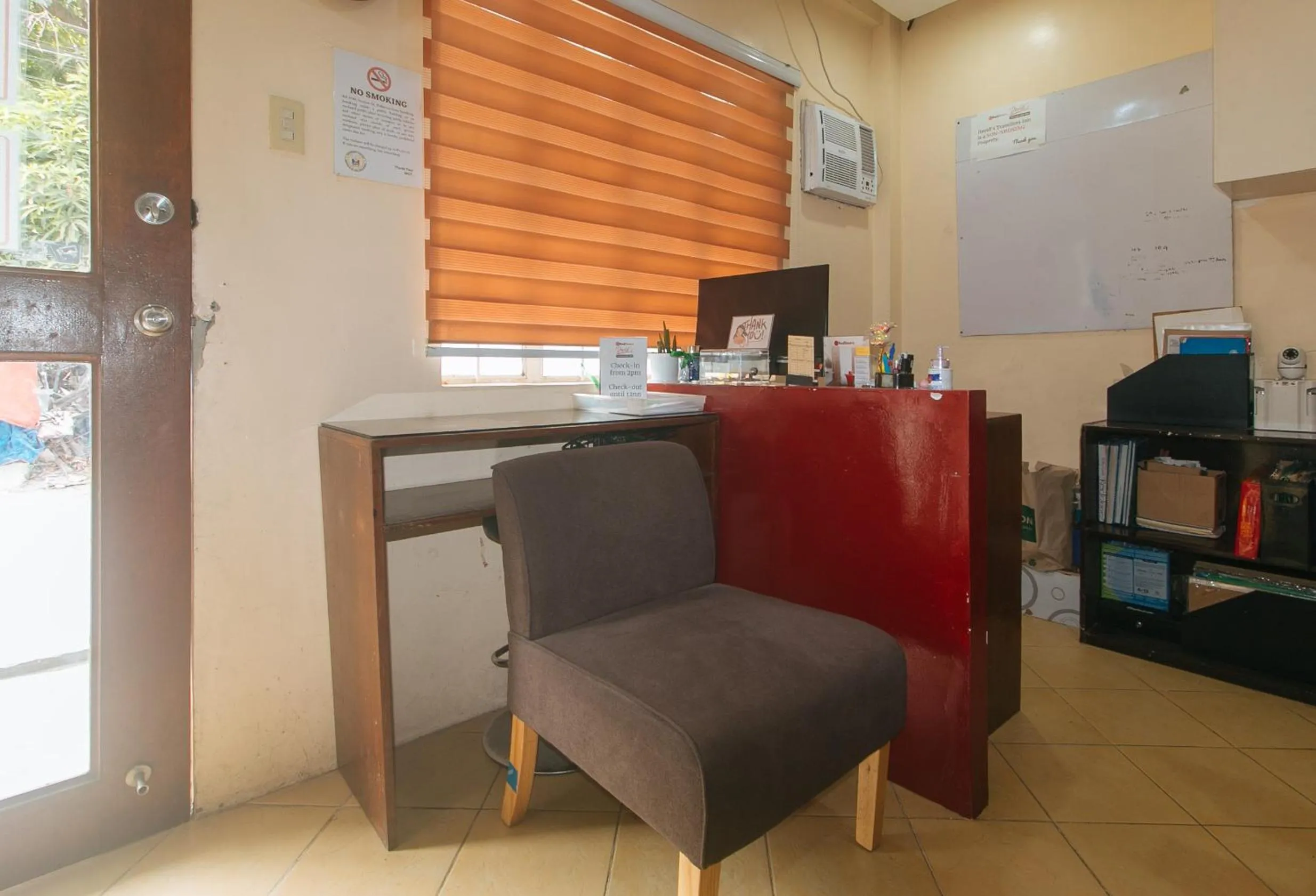 Seating area in RedDoorz at Davids Travellers Inn Cavite