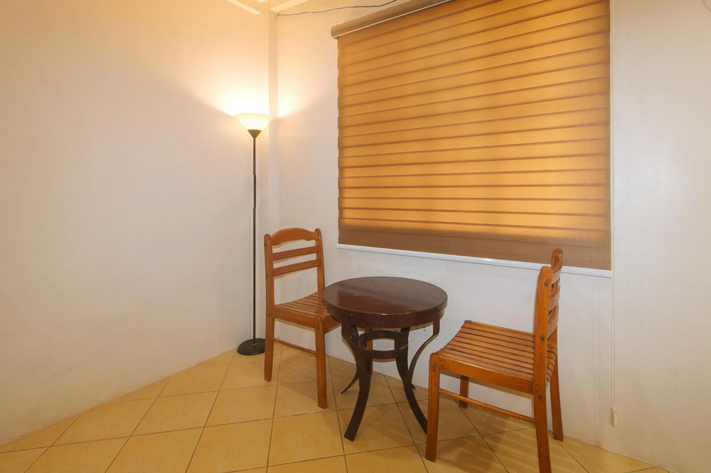 Dining area in RedDoorz at Davids Travellers Inn Cavite