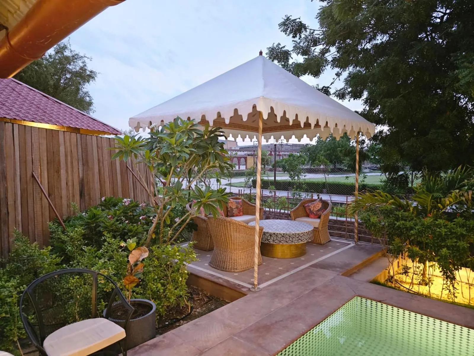 Restaurant/places to eat in Surpura Bagh