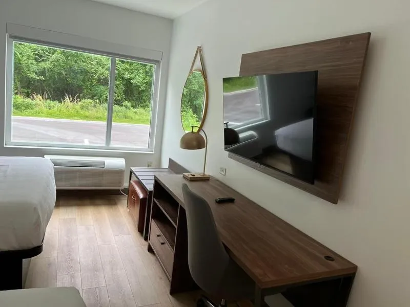 Bed in La Quinta Inn & Suites by Wyndham Manchester - Arnold AFB