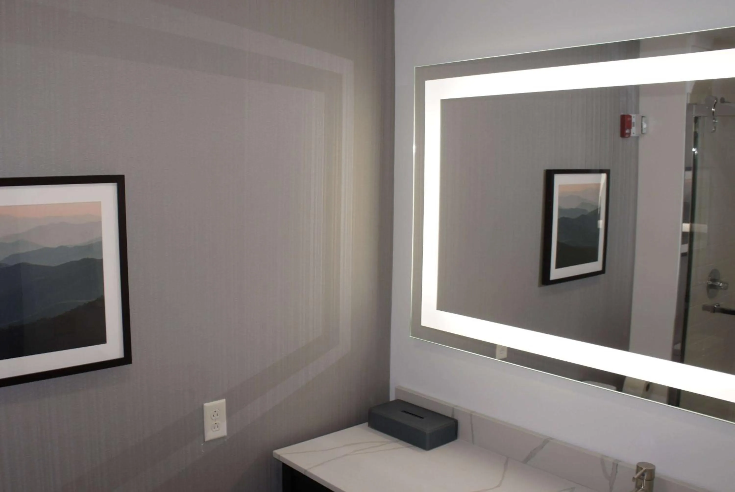 TV and multimedia in La Quinta Inn & Suites by Wyndham Manchester - Arnold AFB