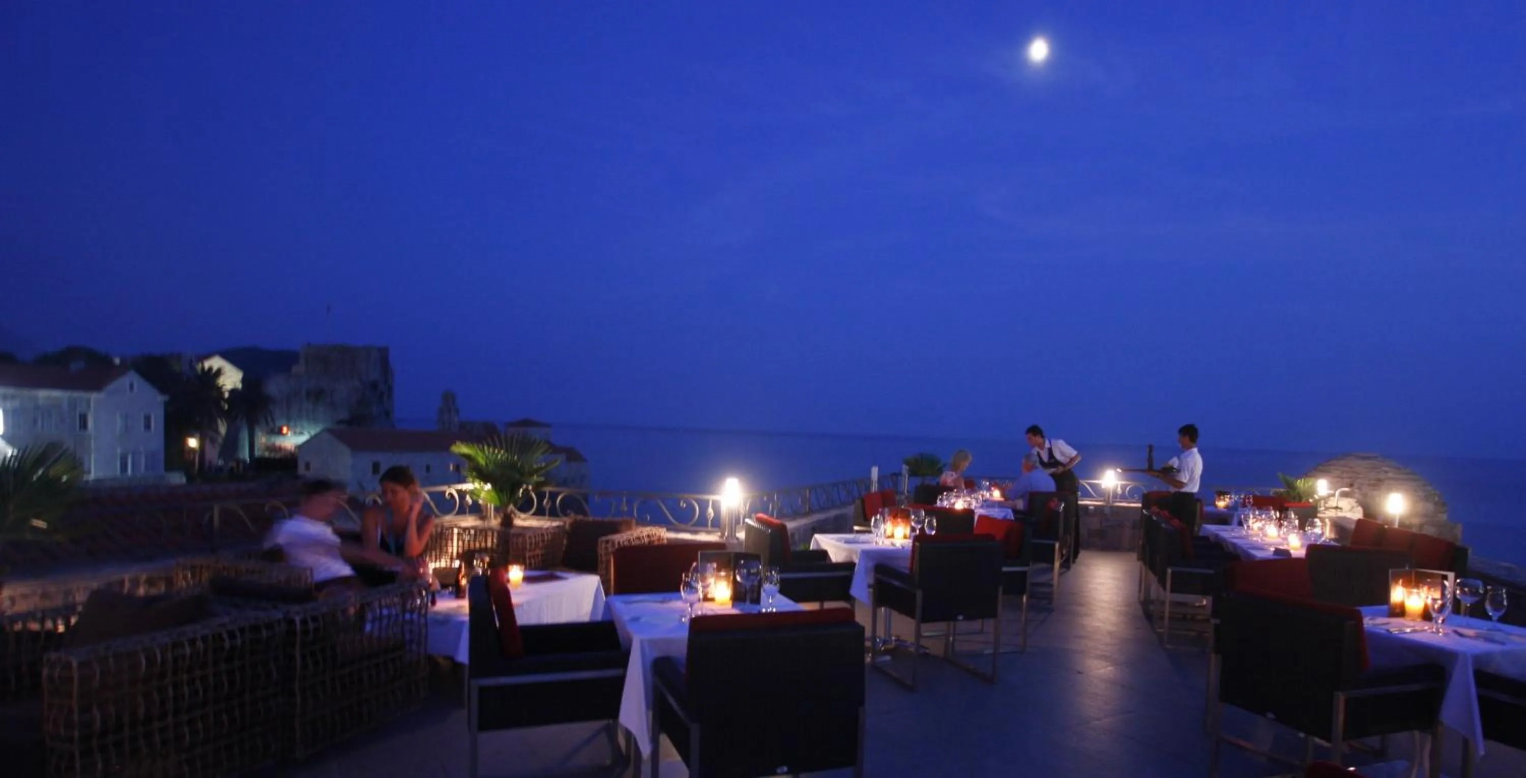 Restaurant/places to eat in Hotel Astoria