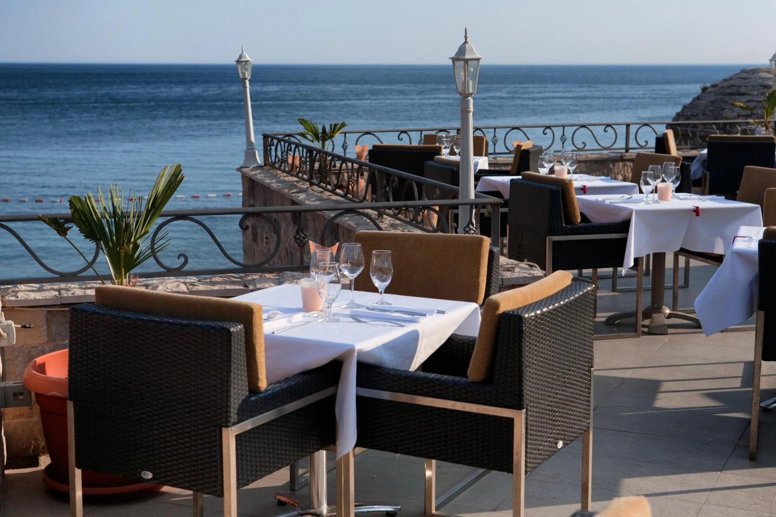 Restaurant/places to eat in Hotel Astoria