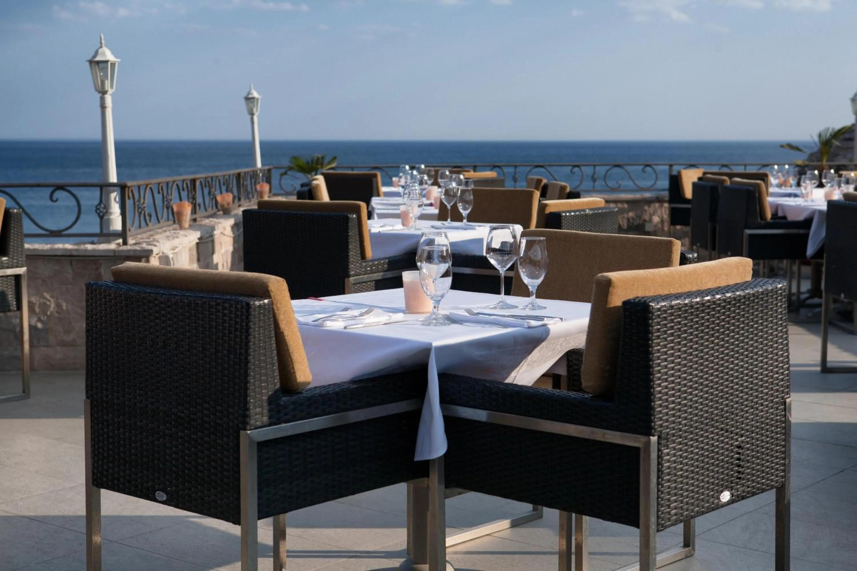 Restaurant/places to eat in Hotel Astoria