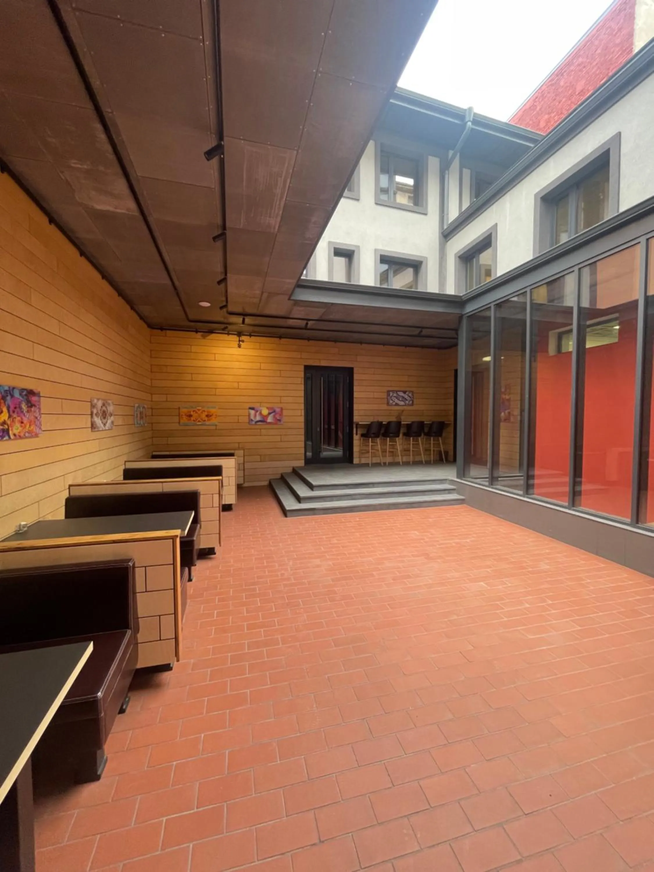 Restaurant/places to eat in Art Hotel 158