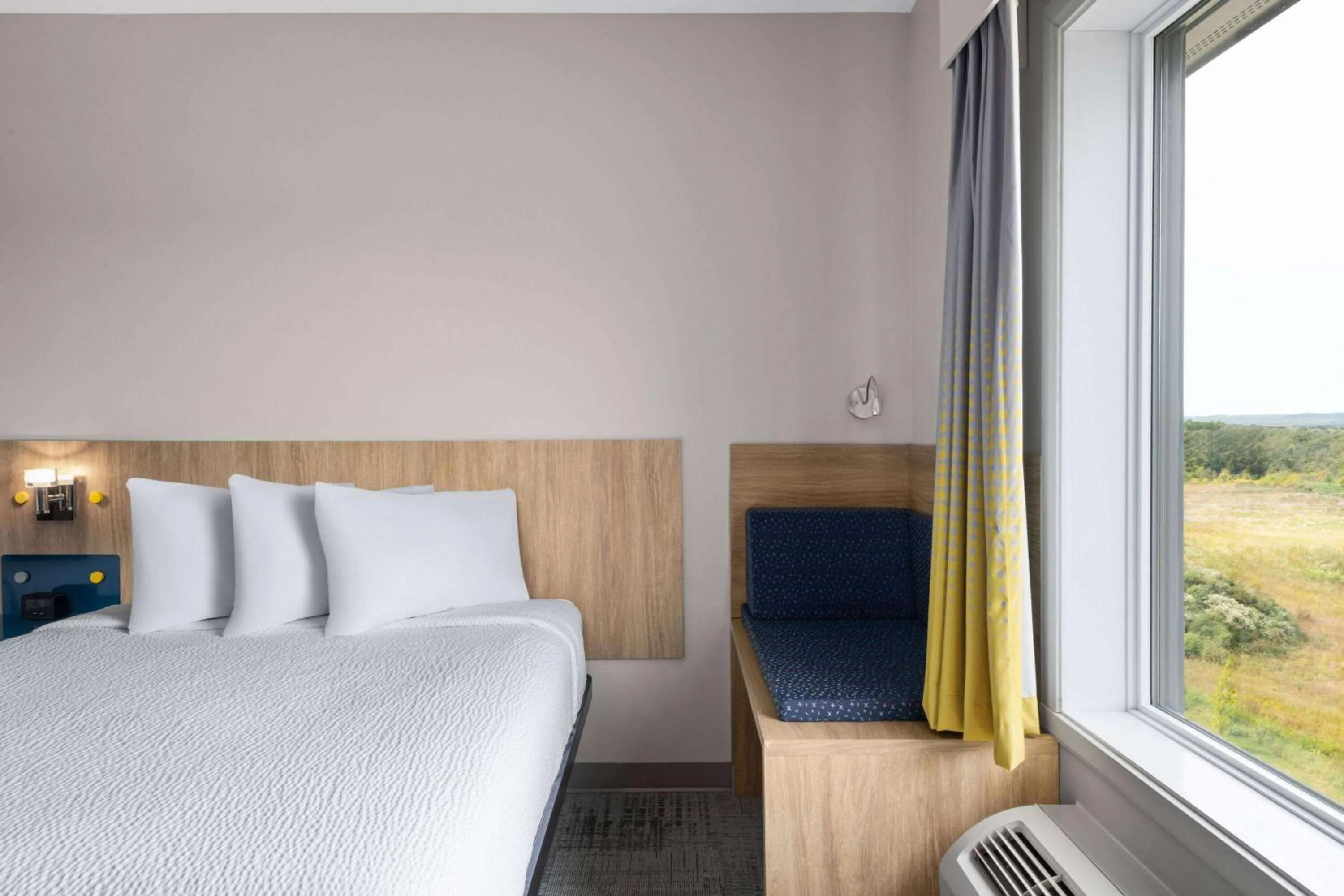 Photo of the whole room, Bed in Microtel Inn & Suites by Wyndham Lachute