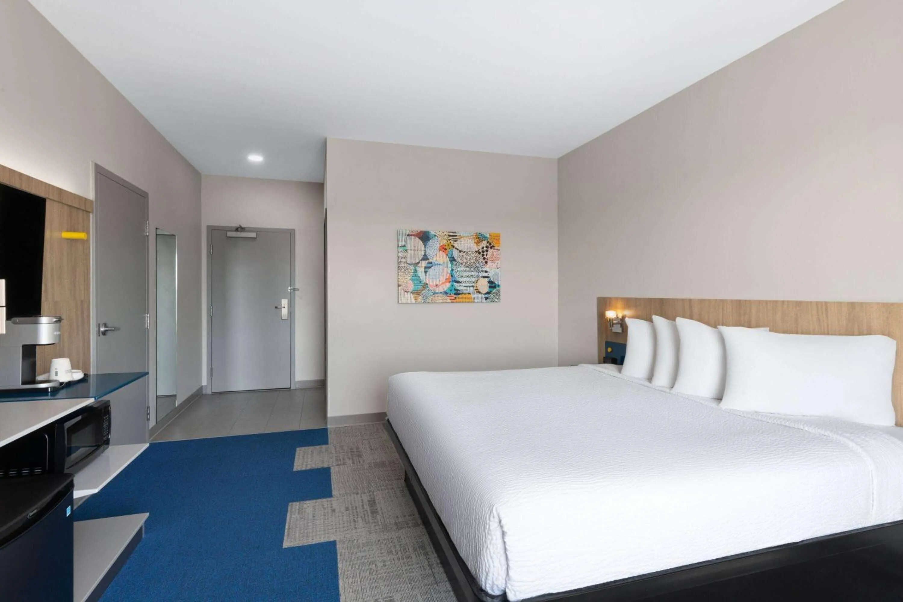 Photo of the whole room, Bed in Microtel Inn & Suites by Wyndham Lachute