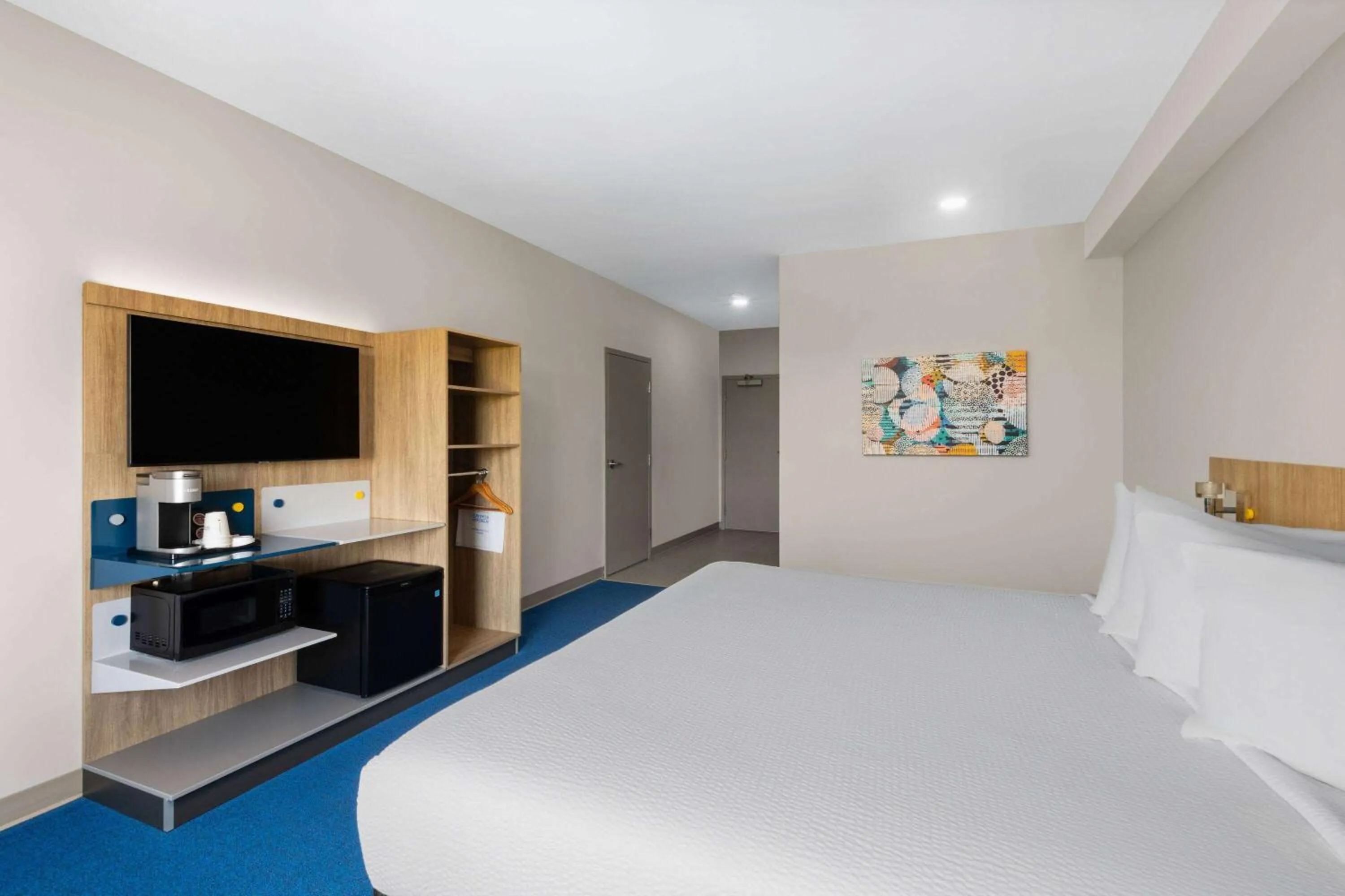 Photo of the whole room, Bed in Microtel Inn & Suites by Wyndham Lachute