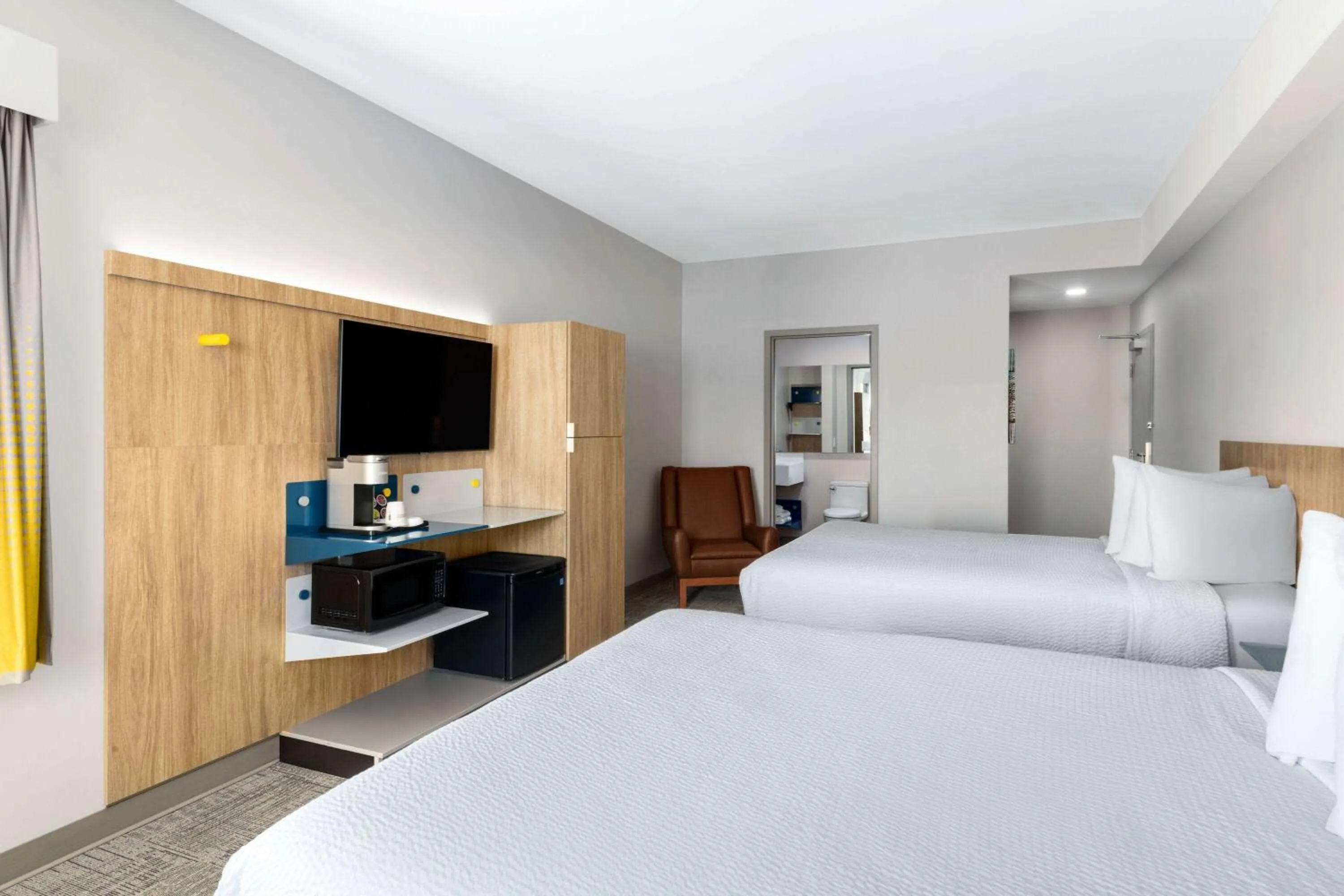 Photo of the whole room, Bed in Microtel Inn & Suites by Wyndham Lachute