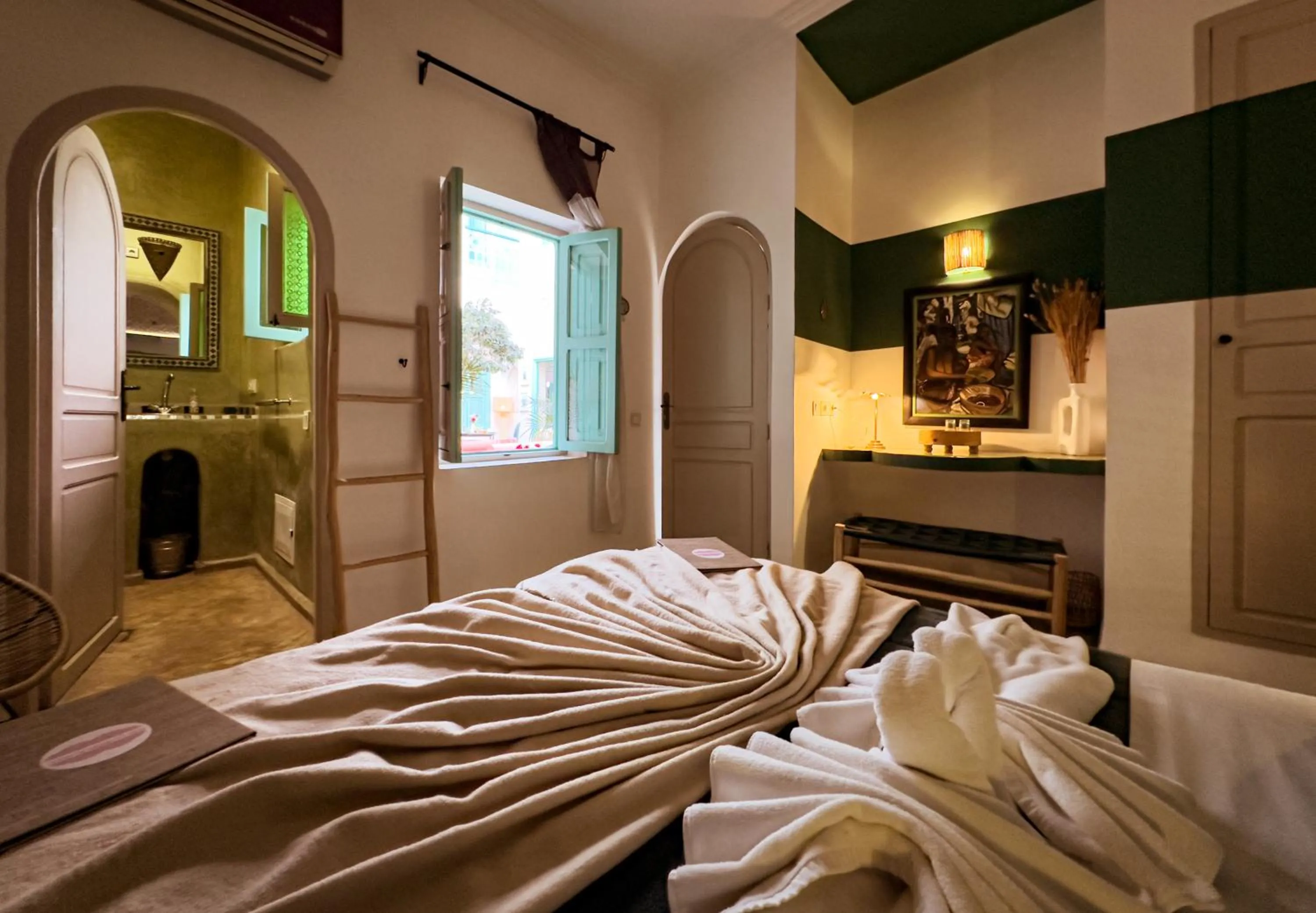 Photo of the whole room, Bed in Riad Lauriers Blancs