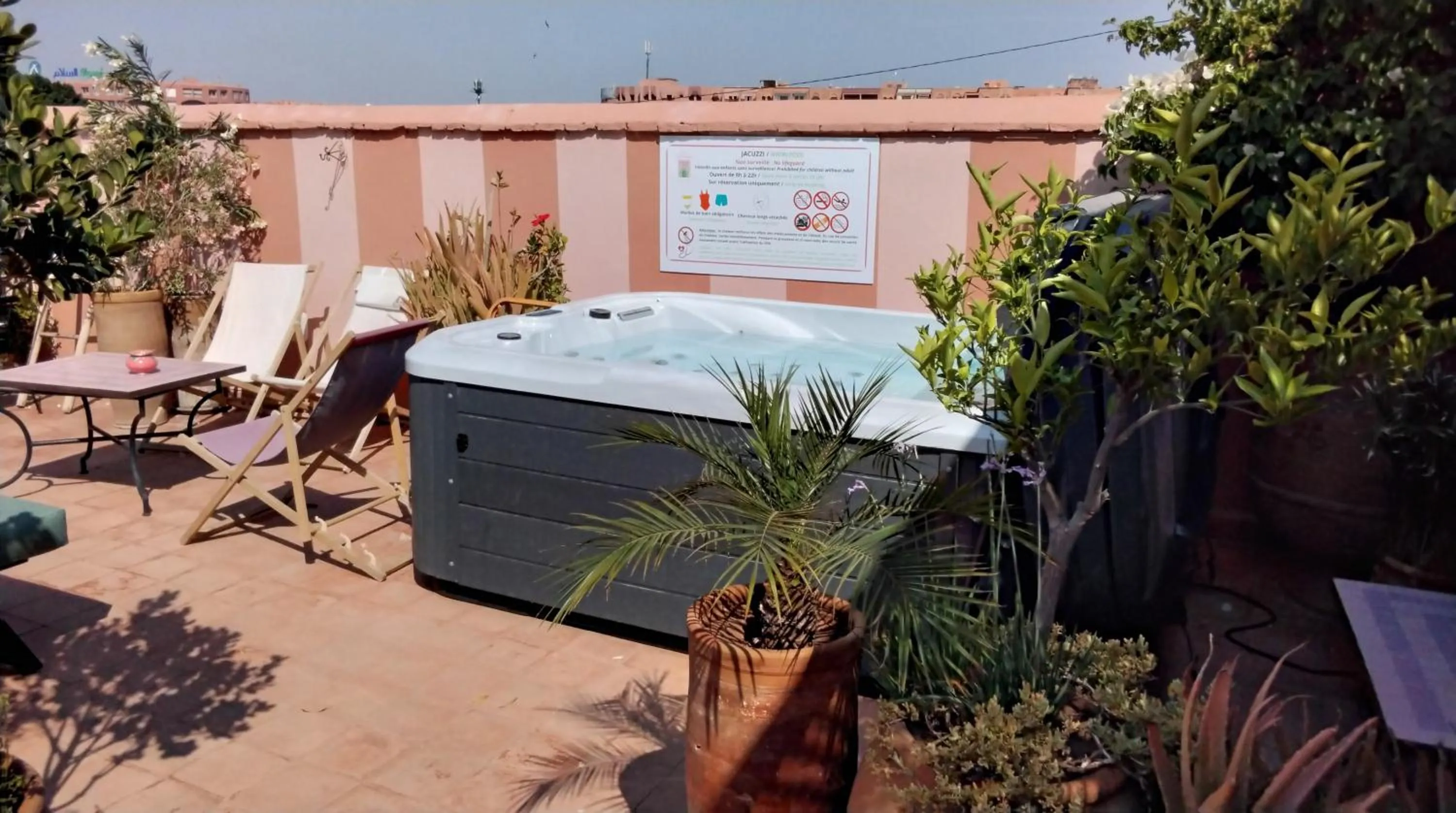 Hot Tub in Riad Lauriers Blancs
