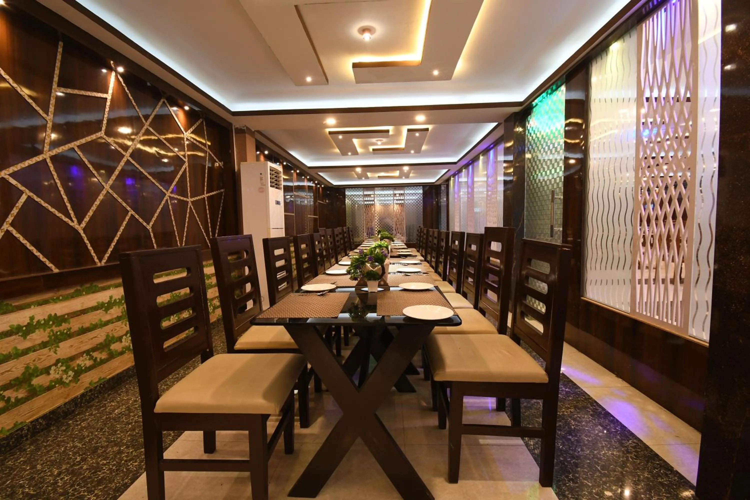 Restaurant/places to eat in Hotel Jyoti International