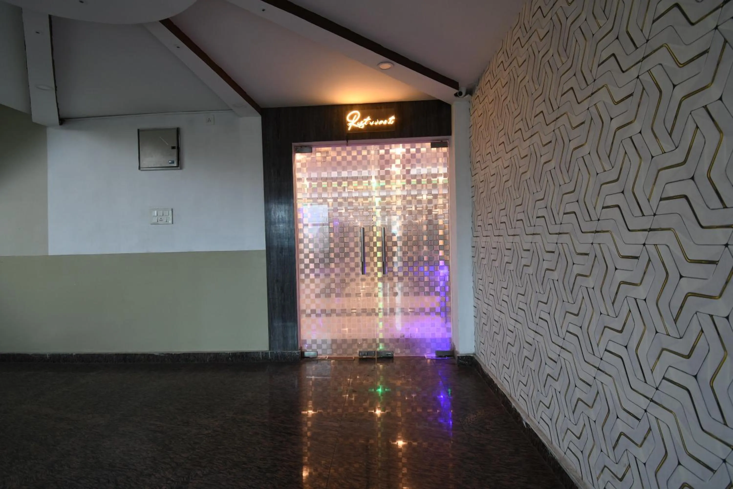 Restaurant/places to eat in Hotel Jyoti International